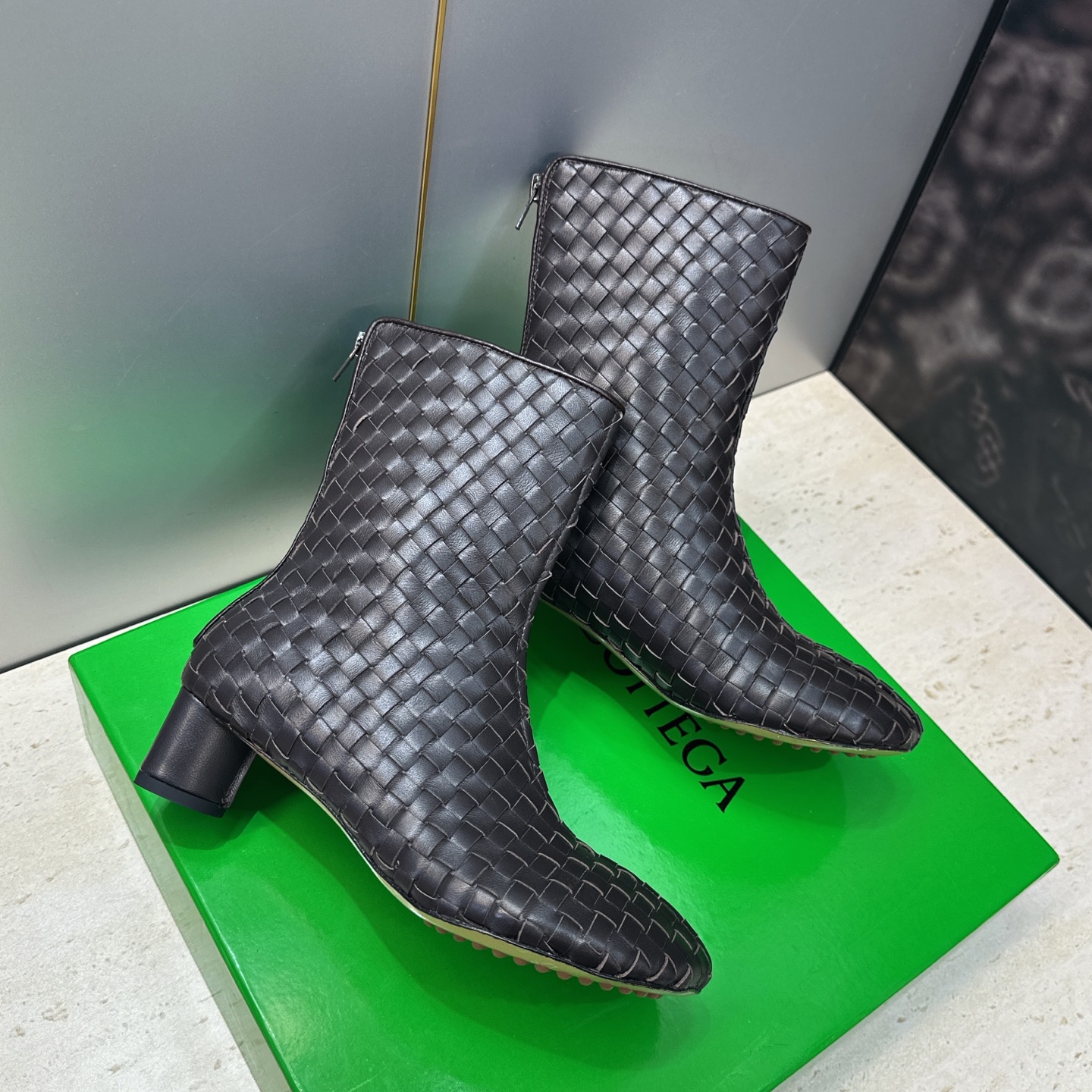 顶级版 Bottega Veneta 葆蝶家2026秋冬新款时尚编织复古粗跟马丁女短靴 BV字母logo低跟圆头侧拉链机 顶级版 Bottega Veneta 葆蝶家2026秋冬新款时尚编织复古粗跟马丁女短靴 BV字母logo低跟圆头侧拉链机