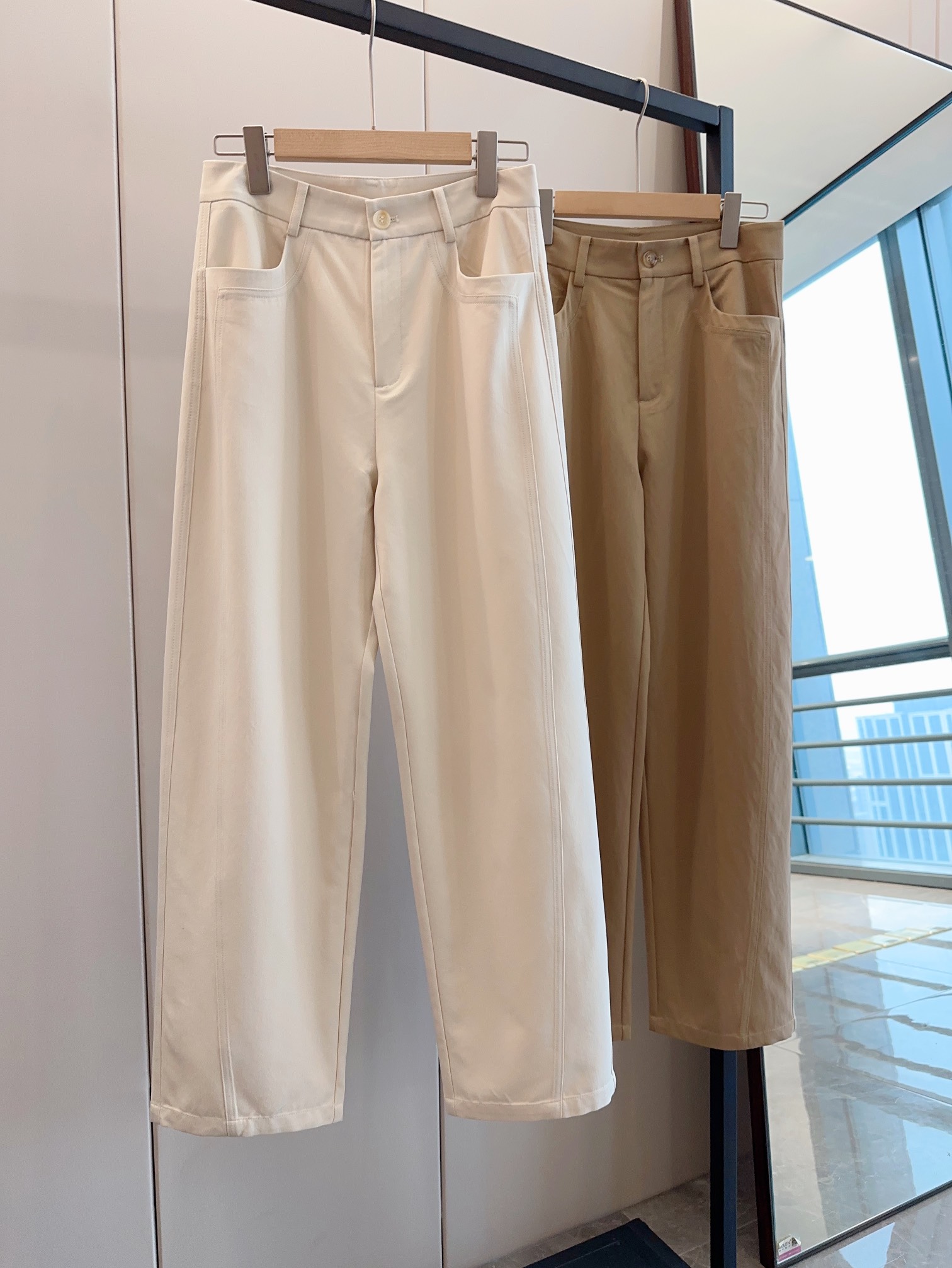 卡其色  米白色(不透） 夏天这种遮肉的浅色裤子很实用哟\n立体剪裁的版型，上身好看\n