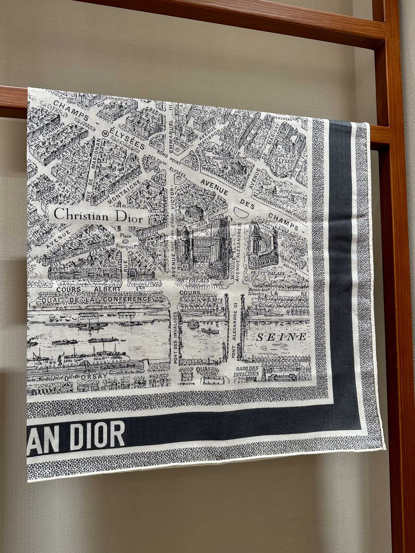 Dior️巴黎地图黄金尺寸110*110上新色粉灰双面异色丝绒方巾不爱140繁复尺寸的姐妹可以选择110