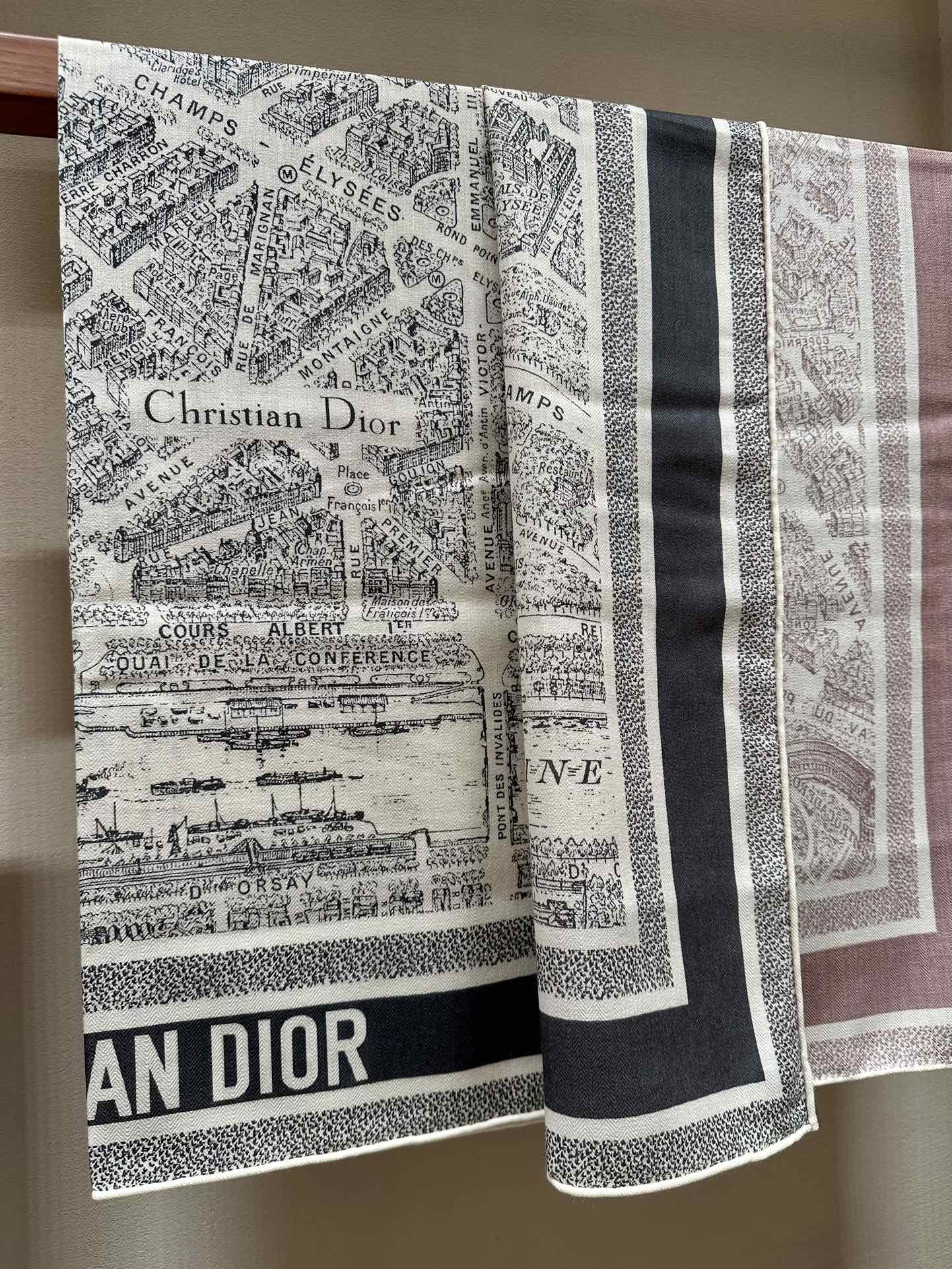 Dior️巴黎地图黄金尺寸110*110上新色粉灰双面异色丝绒方巾不爱140繁复尺寸的姐妹可以选择110