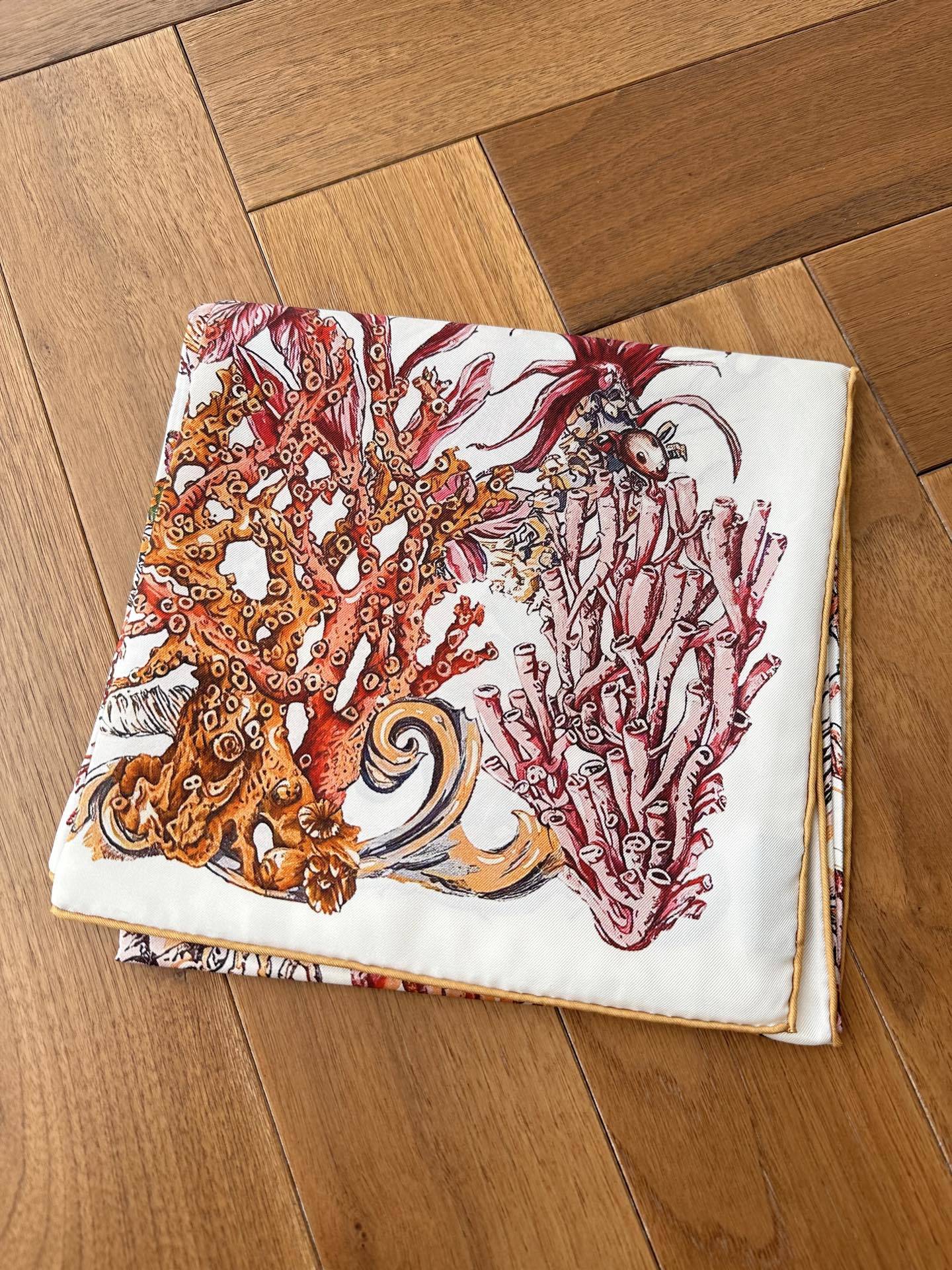 18姆斜纹真丝 双面印花 上新❤️三色
这款方巾饰以彼得罗·鲁福 (Pietro Ruffo) 设计