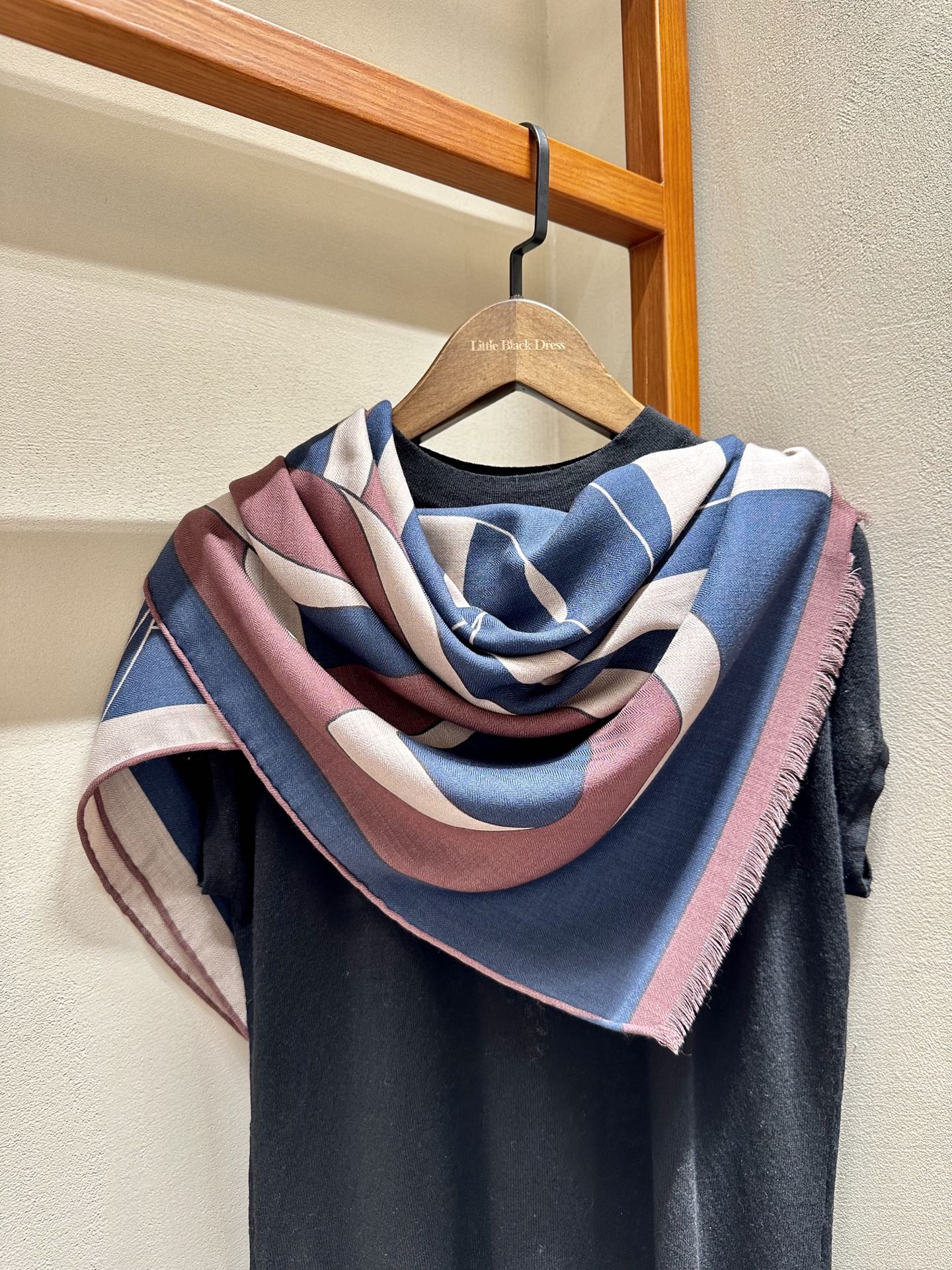 （中性风才是超绝时尚感）中性色让人感觉轻松、沉稳、得体,且带有很强的知性基调,成了最为大多数人接受的色彩