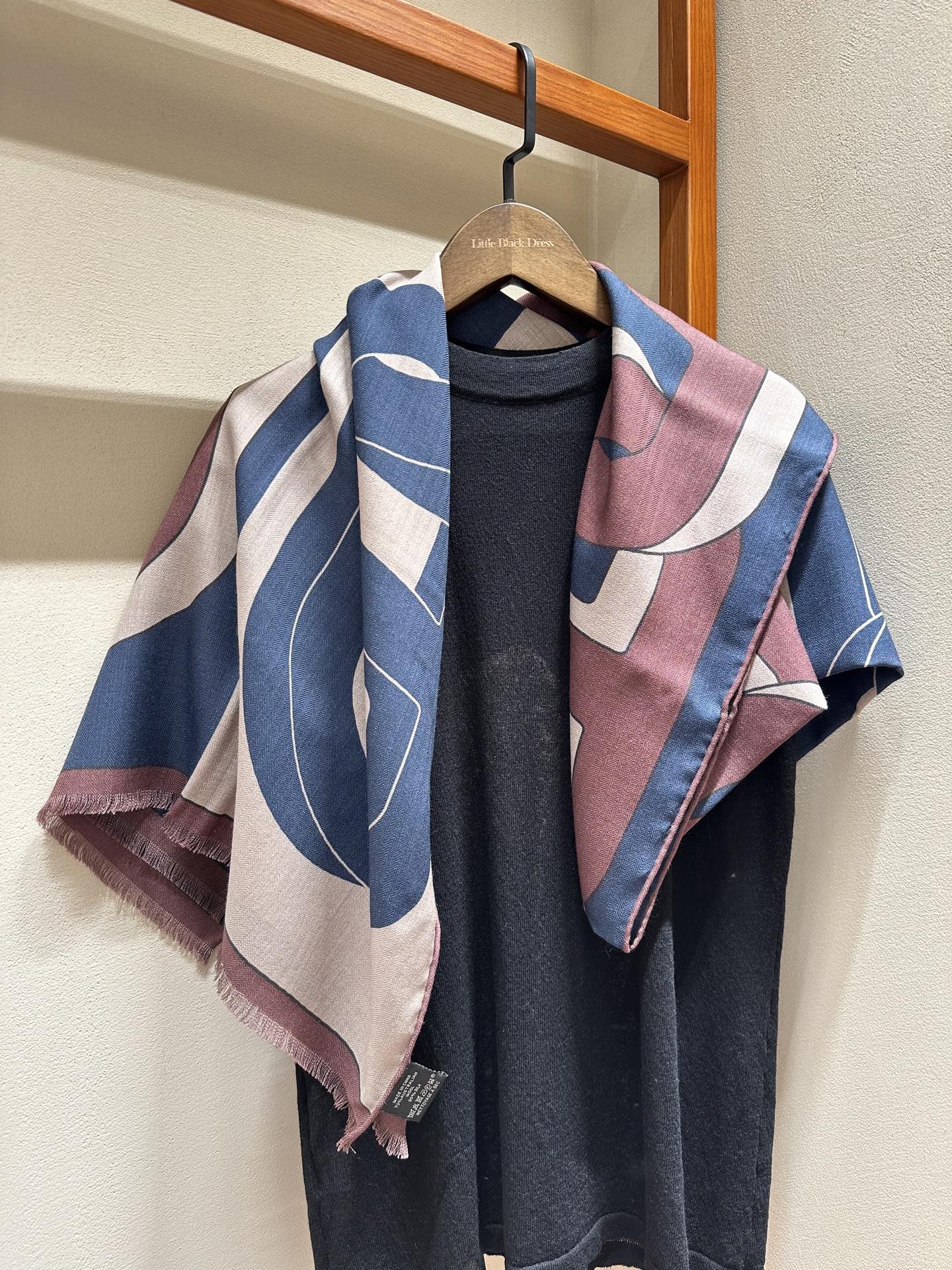 （中性风才是超绝时尚感）中性色让人感觉轻松、沉稳、得体,且带有很强的知性基调,成了最为大多数人接受的色彩