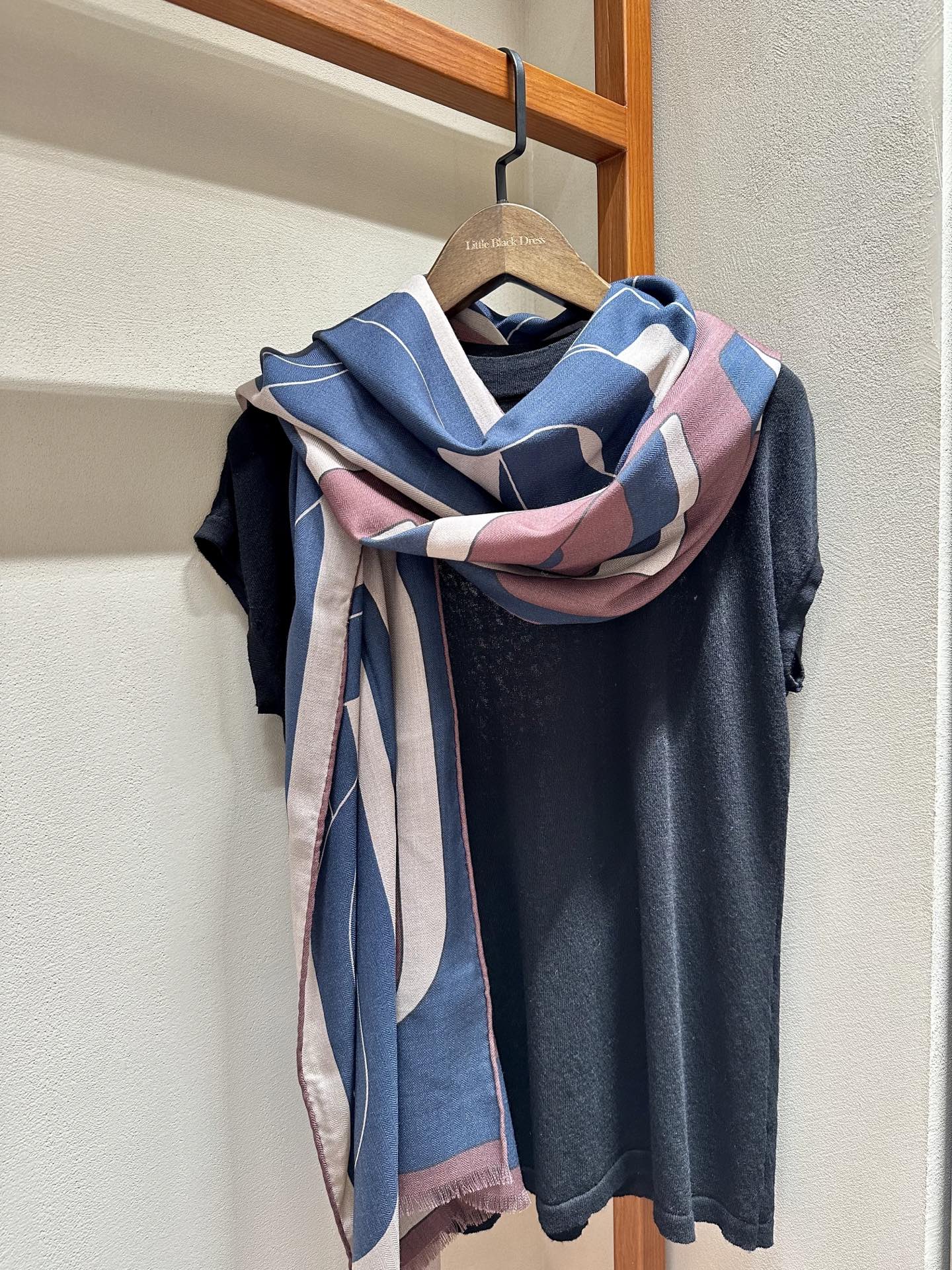 （中性风才是超绝时尚感）中性色让人感觉轻松、沉稳、得体,且带有很强的知性基调,成了最为大多数人接受的色彩