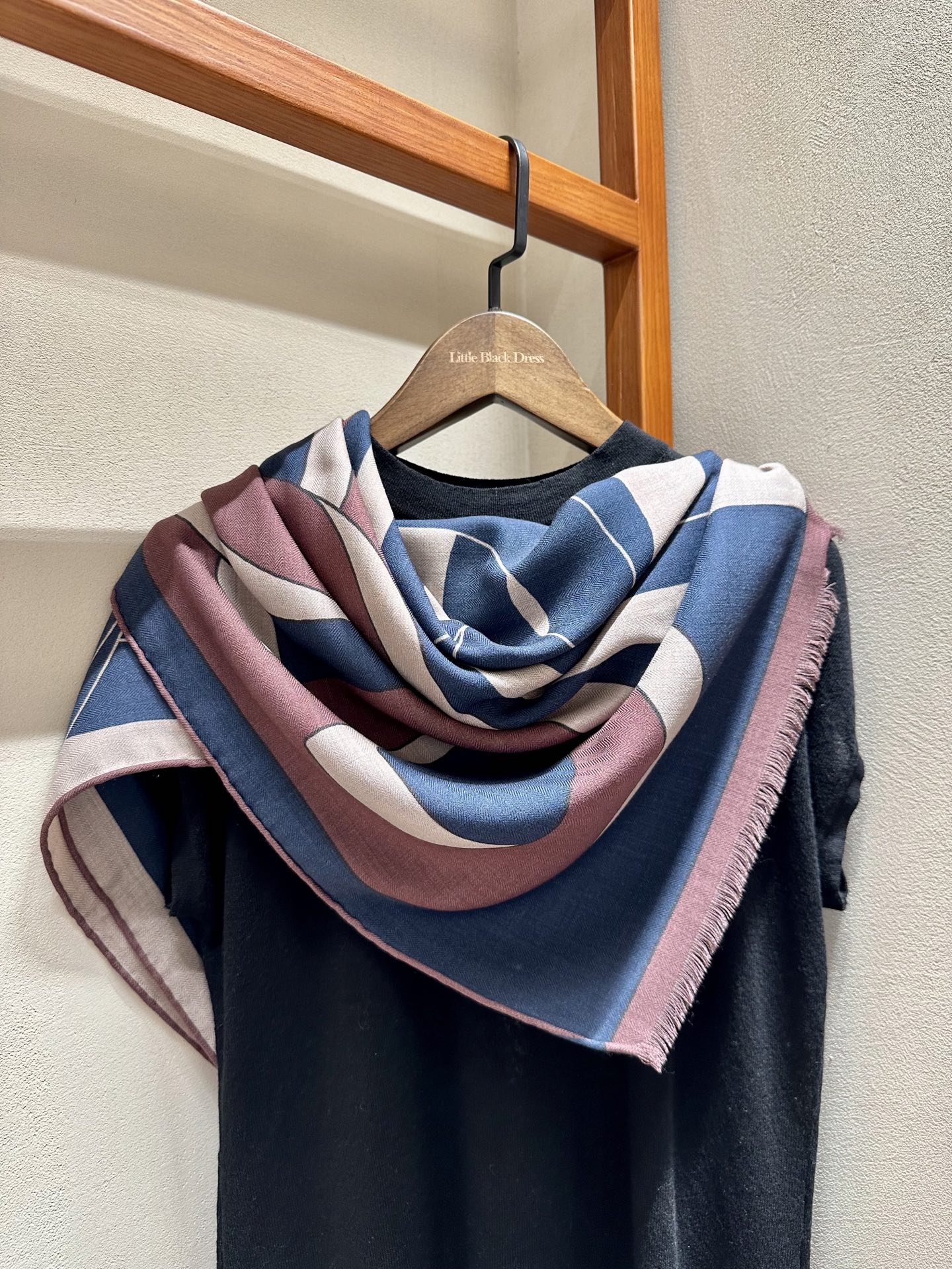 （中性风才是超绝时尚感）中性色让人感觉轻松、沉稳、得体,且带有很强的知性基调,成了最为大多数人接受的色彩