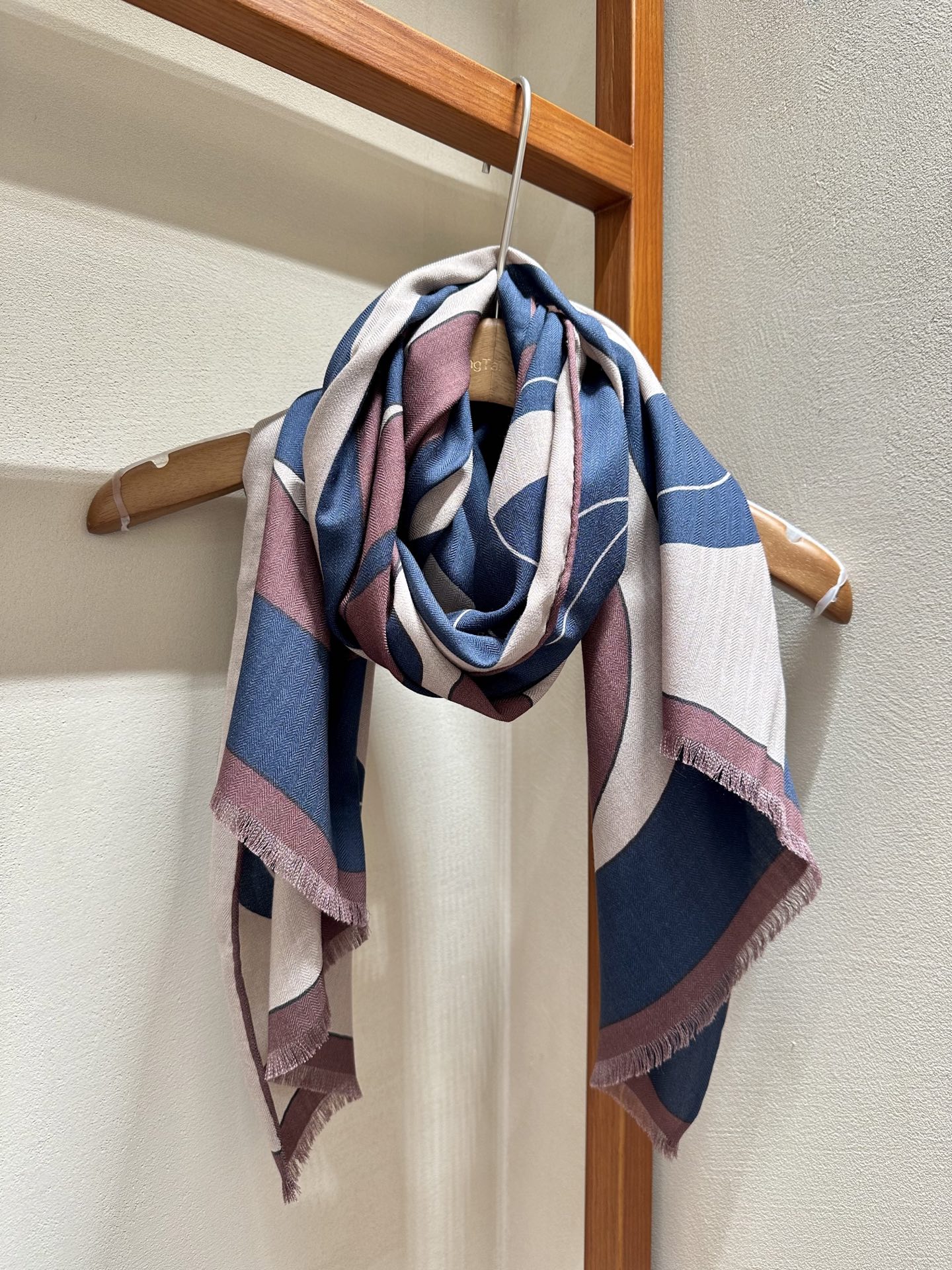 （中性风才是超绝时尚感）中性色让人感觉轻松、沉稳、得体,且带有很强的知性基调,成了最为大多数人接受的色彩