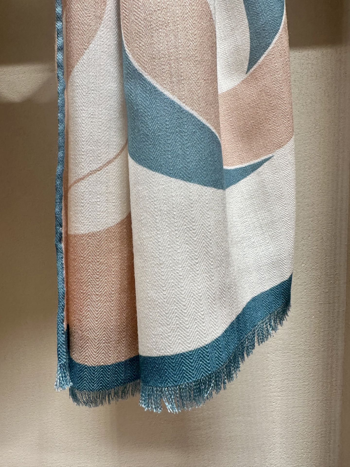 （中性风才是超绝时尚感）中性色让人感觉轻松、沉稳、得体,且带有很强的知性基调,成了最为大多数人接受的色彩