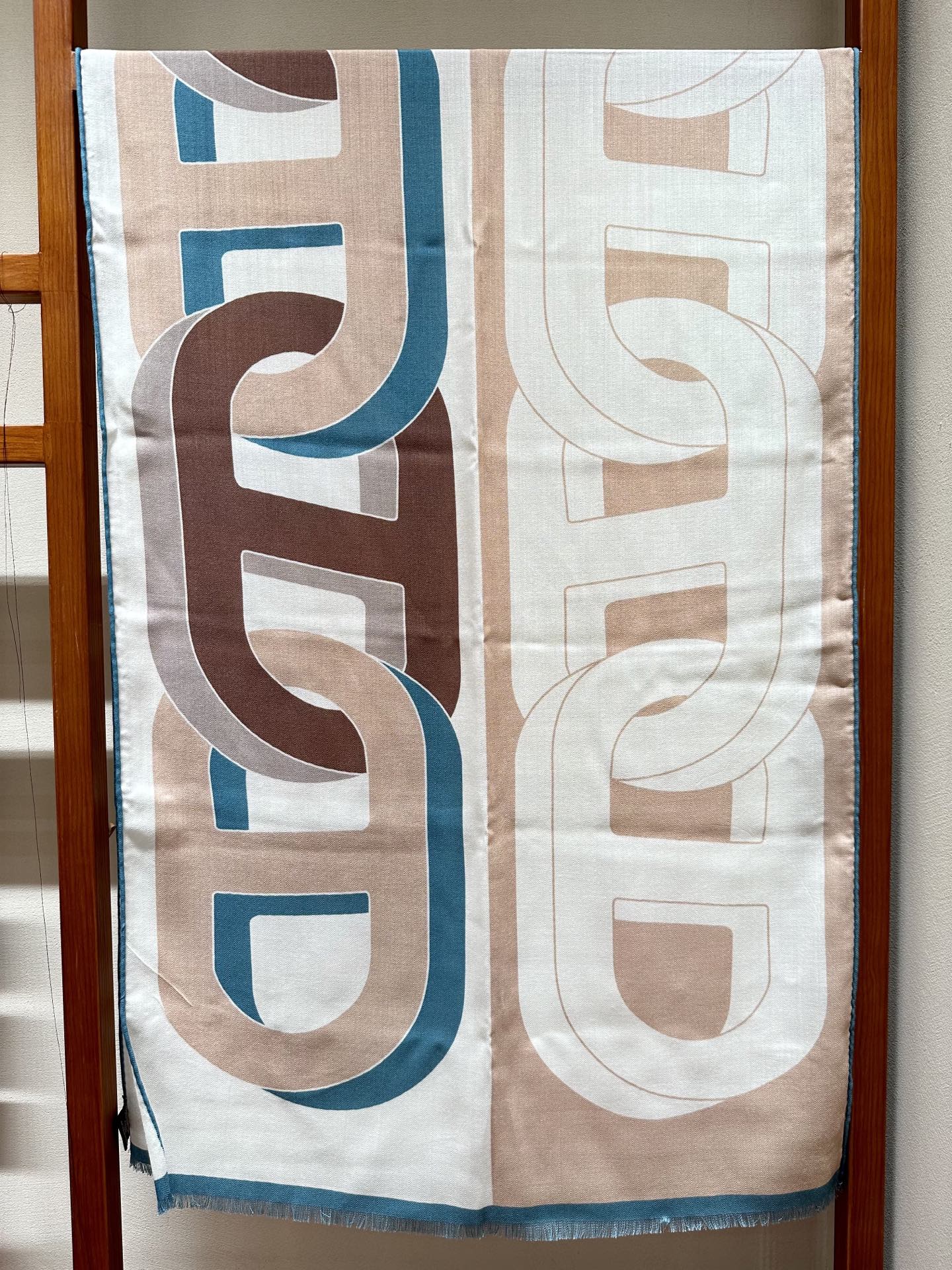 （中性风才是超绝时尚感）中性色让人感觉轻松、沉稳、得体,且带有很强的知性基调,成了最为大多数人接受的色彩