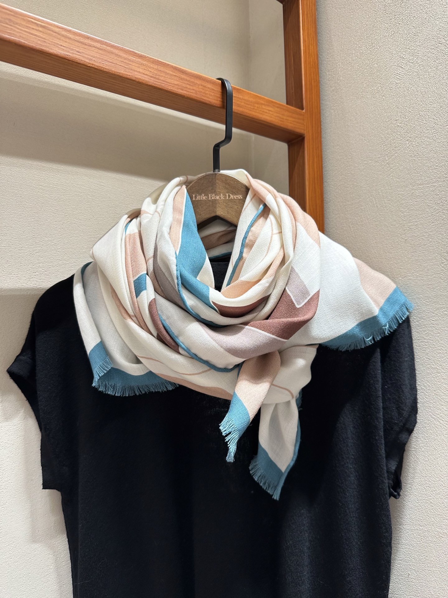 （中性风才是超绝时尚感）中性色让人感觉轻松、沉稳、得体,且带有很强的知性基调,成了最为大多数人接受的色彩