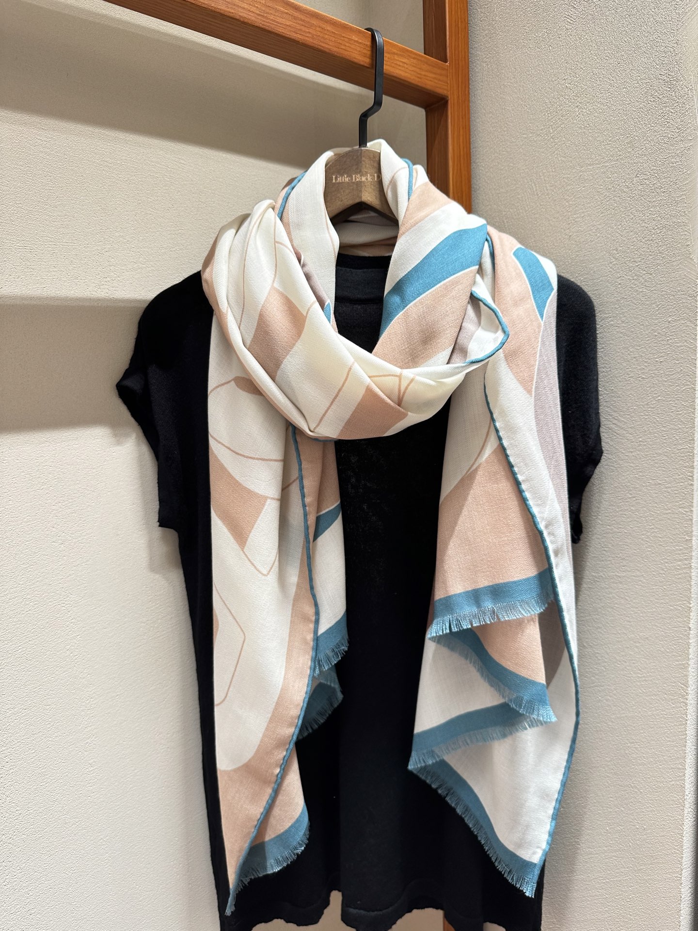 （中性风才是超绝时尚感）中性色让人感觉轻松、沉稳、得体,且带有很强的知性基调,成了最为大多数人接受的色彩