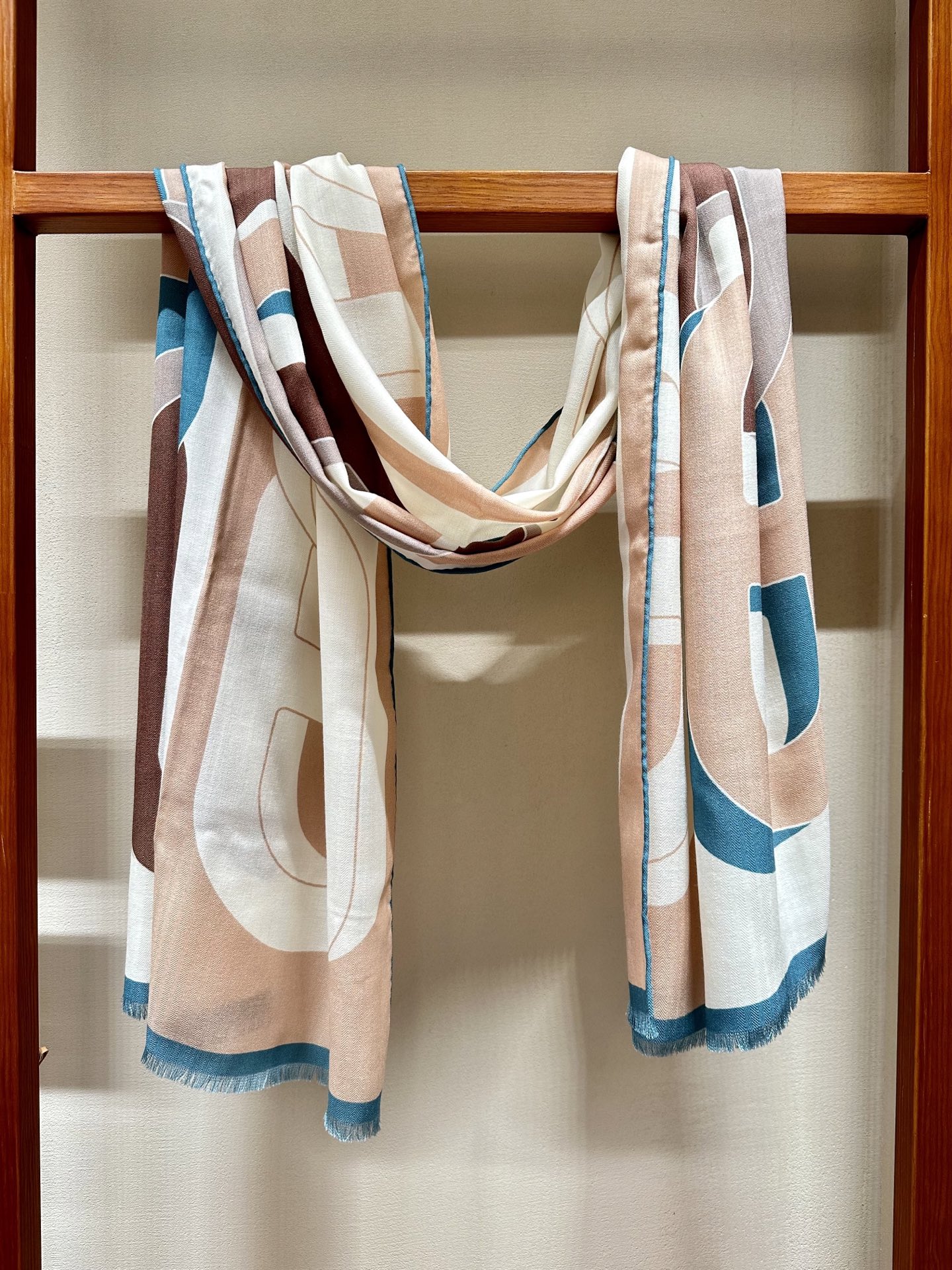 （中性风才是超绝时尚感）中性色让人感觉轻松、沉稳、得体,且带有很强的知性基调,成了最为大多数人接受的色彩