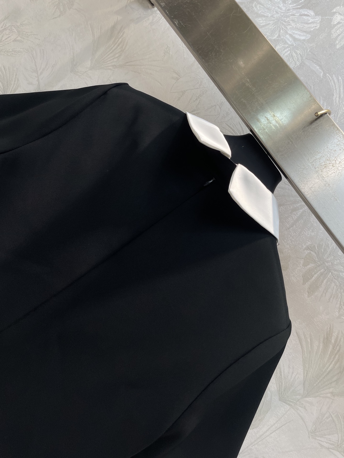 V家24春夏黑白拼色领带连衣裙V字扣领带的搭配拼色翻领设计短袖直筒版型藏肉显瘦又百搭经典黑白色搭配非常减