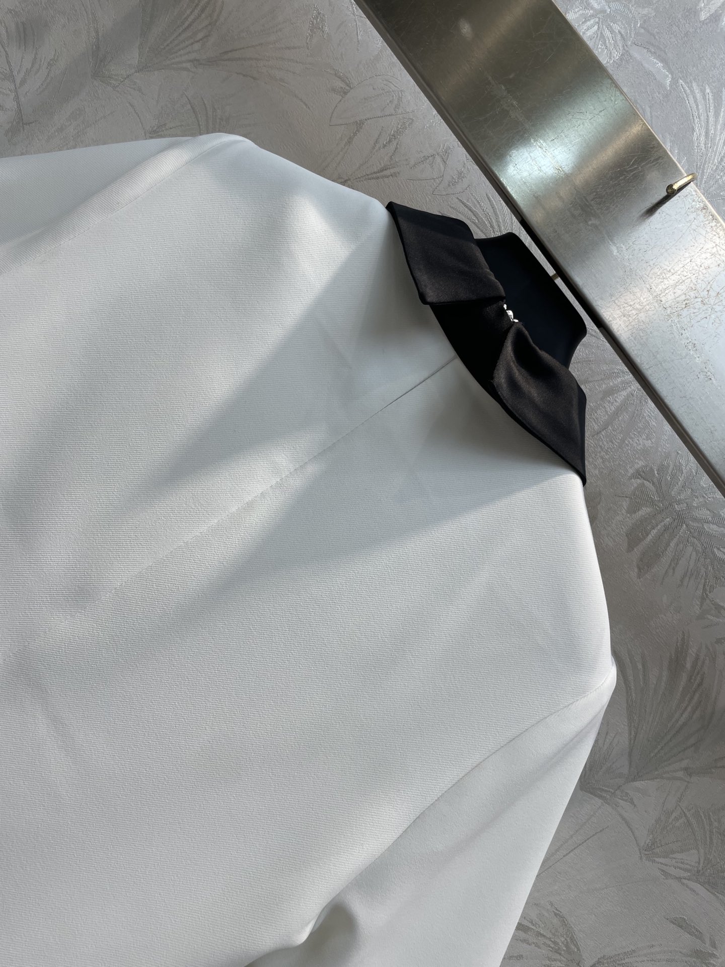 V家24春夏黑白拼色领带连衣裙V字扣领带的搭配拼色翻领设计短袖直筒版型藏肉显瘦又百搭经典黑白色搭配非常减