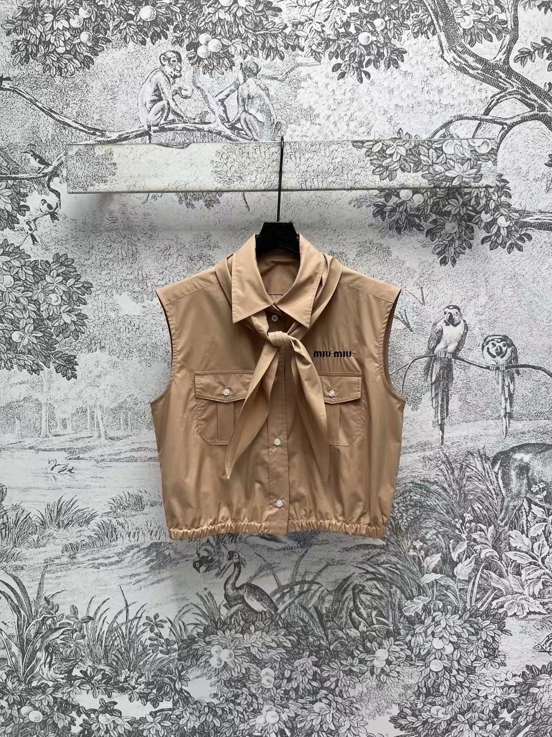 NO:311140,Miu 25 early spring new style, tie decoration lapel sleeveless shirt, basic loose sleeveless shirt style, exquisite and elegant tie decoration, brand patch logo embellishment, unique and eye-catching, overall feeling is more fashionable, whatever match is excellent, shirts are definitely a versatile item all year round, single wear and layering are excellent, recommended for daily casual leisure, two colors and three codes, SML, miumiu,shirts,ties,alexander wang19860909Miu 25早春新款 领带装饰翻领无袖衬衫 基础宽松无袖衬衫版型 融入精致优雅的领带装饰 品牌贴布Logo点缀 别致吸睛 整体感觉更加时髦 随便搭配都很绝 衬衫绝对是一年四季的百搭单品 单穿叠搭都很绝 日常出街休闲推荐两色三码 SML,,miumiu,shirts,ties,alexander wang,Women's clothing