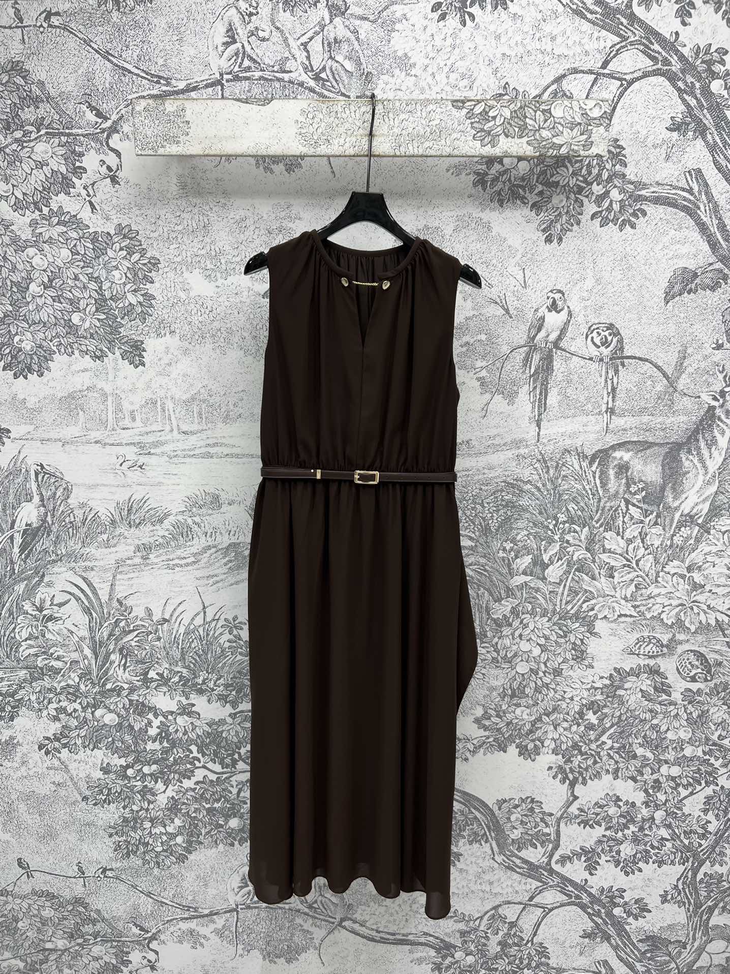 NO:336017,Max 25 spring and summer new style, sleeveless shirt dress, chocolate color low-key luxury, the combination of shirt and vest skirt, retains the thousand-sex style of dressing, but also adds the softness of vest skirt. The three-dimensional tailoring makes the skirt look very good. The elastic waist is paired with leather belt waist, and the body curve is perfectly displayed. The upper body is full of gentle and intellectual temperament. It is very suitable for attending important occasions or daily outfits. One color three sizes, skirts, alexander wang19860909Max 25春夏新款 无袖衬衣连衣裙 巧克力色系低调奢华 衬衣与背心裙的结合 既保留了讨衣的千练 又增添了背心裙的柔美 立体剪裁让裙子的版型非常赞 松紧收腰搭配皮革腰带收腰 身材曲线被完美展现 上身尽品温柔知性的气质 无论是出席重要的场合还是日常穿搭都很合适 一色三码,,skirts,alexander wang,Women's clothing