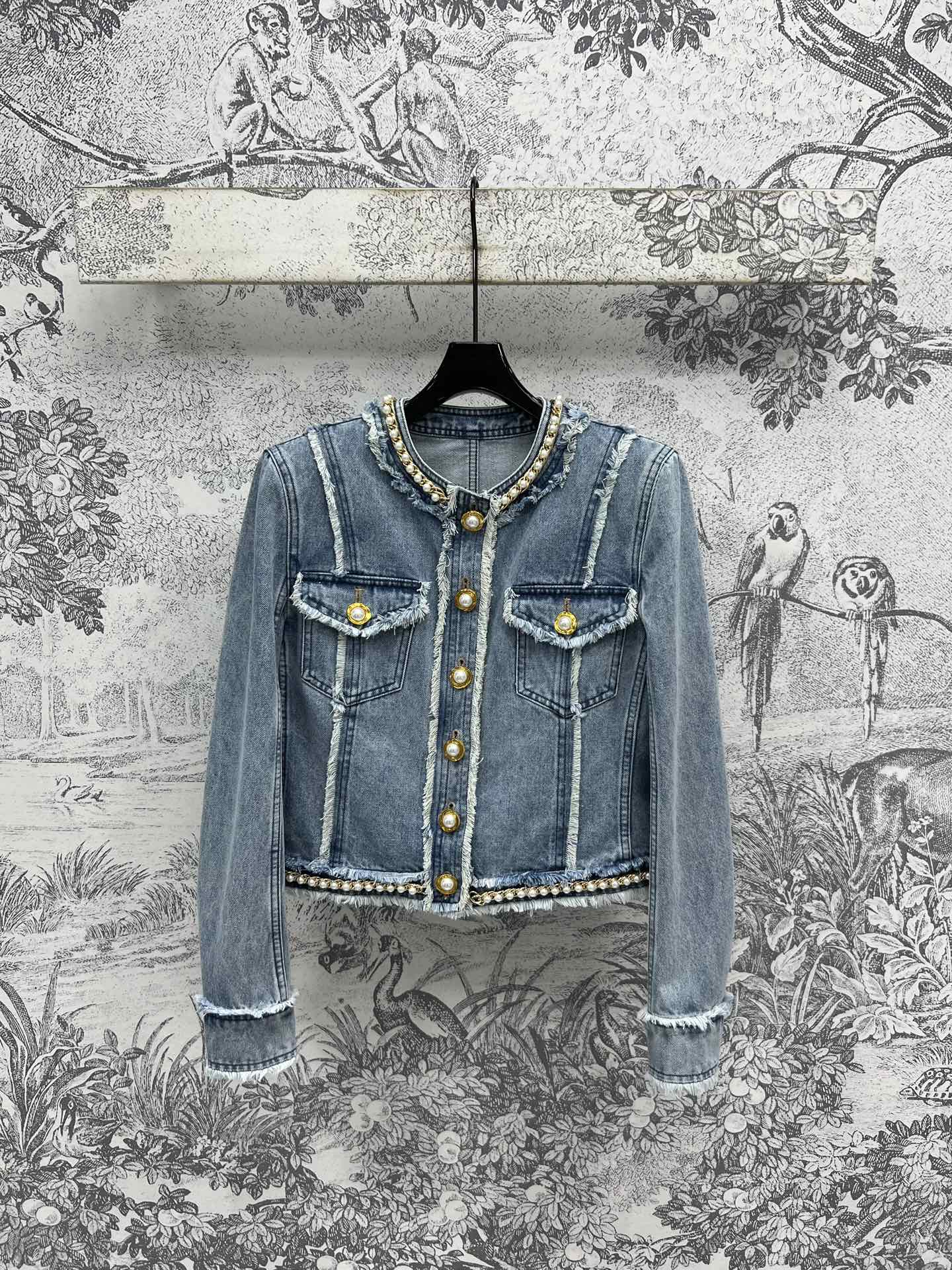 NO:336008,Balmai*25 spring and summer new product, one-piece fur-edged denim skirt, with a celebrity temperament, a lady-like temperament, a slim upper body and long legs, a piece of tailoring piece, a back pocket hot diamond lipstick pattern   logo leather card embellishment, exquisite and advanced, any leg shape is easy to control, a paired with the same series of jackets to reduce age and show temperament, and it is not inferior in important occasions. One color three-digit,, balmain, skirts, jackets & coats, alexander wang19860909Balmai*25春夏新品 一片式毛边牛仔短裙 自带名媛大小姐气质 上身显瘦显腿长 一片式的剪裁搭片 后口袋烫钻口红图案 logo皮牌 点缀 精致又高级 任何腿型轻松驾驭 搭配同系列外套上身减龄显气质 重要场合也毫不逊色 一色三码,,balmain,skirts,jackets & coats,alexander wang,Women's clothing