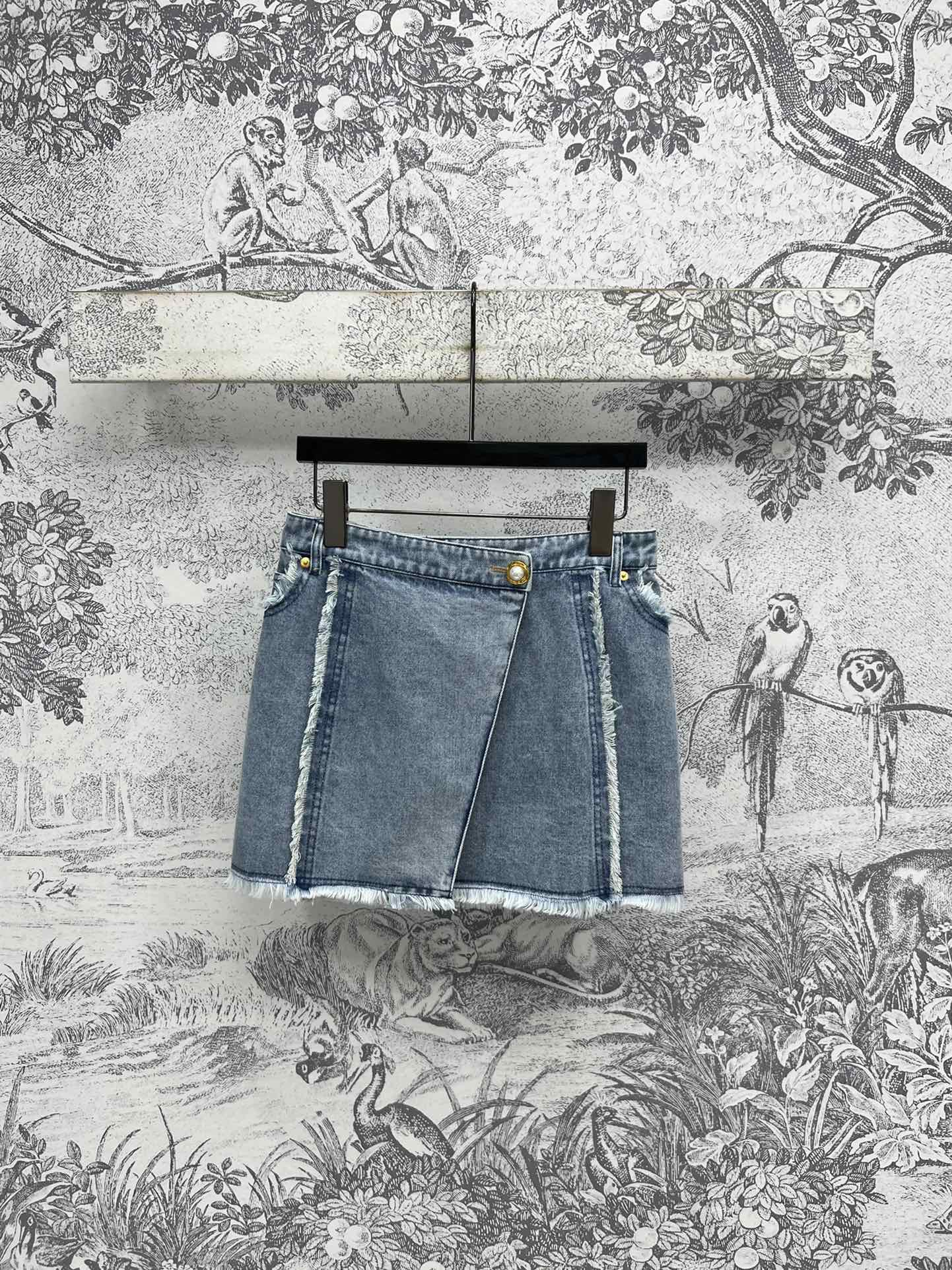 NO:336013,Balmai*25 spring and summer new product, one-piece fur-edged denim skirt, with a celebrity temperament, a lady-like temperament, a slim upper body and long legs, a piece of tailoring piece, a back pocket hot diamond lipstick pattern   logo leather card embellishment, exquisite and advanced, any leg shape is easy to control, a paired with the same series of jackets to reduce age and show temperament, and it is not inferior to important occasions. One color three-digit,, balmain, skirts, jackets & coats, alexander wang19860909Balmai*25春夏新品 一片式毛边牛仔短裙 自带名媛大小姐气质 上身显瘦显腿长 一片式的剪裁搭片 后口袋烫钻口红图案 logo皮牌 点缀 精致又高级 任何腿型轻松驾驭 搭配同系列外套上身减龄显气质 重要场合也毫不逊色 一色三码,,balmain,skirts,jackets & coats,alexander wang,Women's clothing