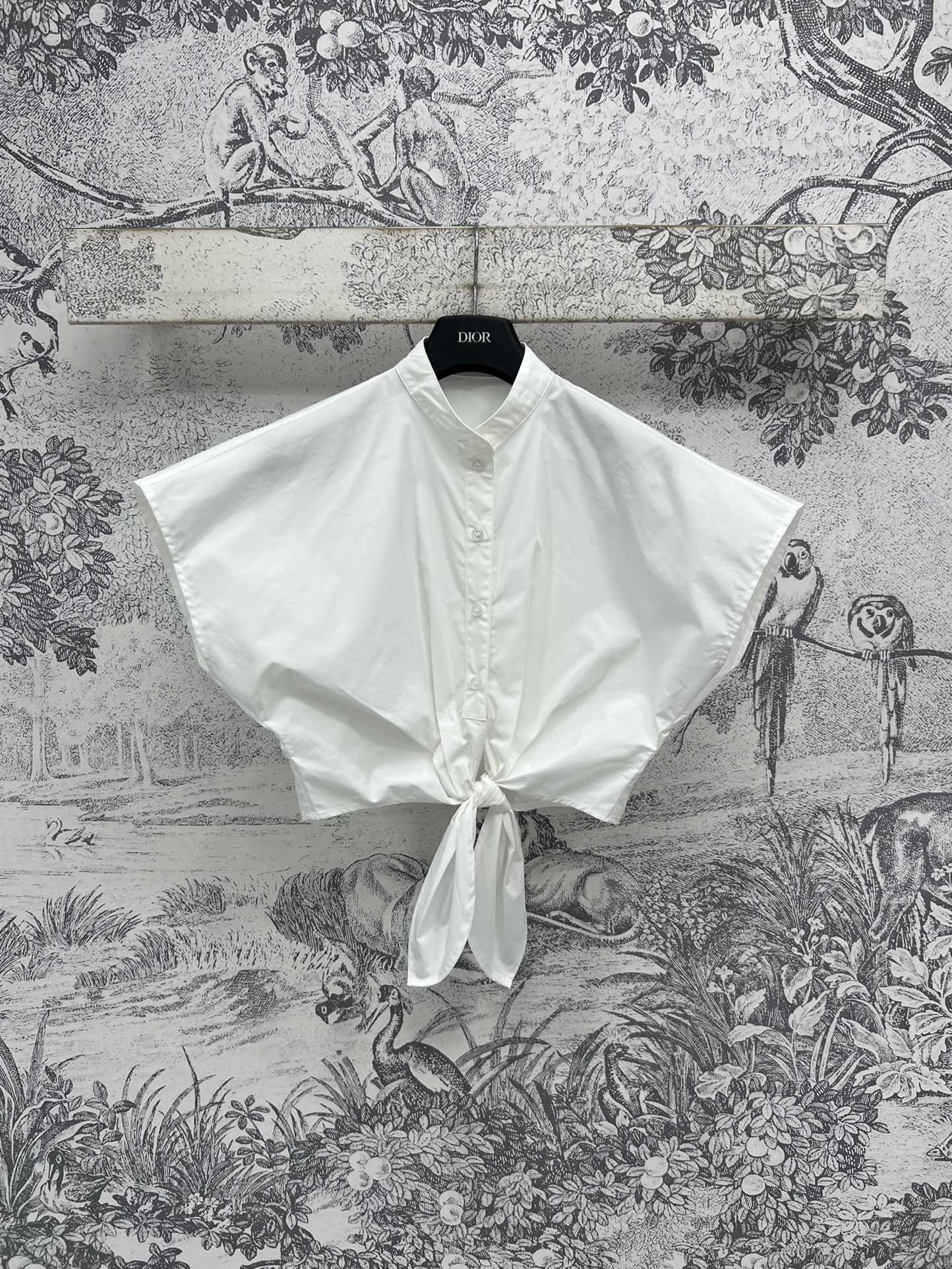 NO:415418,D Home 25 Spring and Summer New Style, Stand Collar Flying Sleeve Short Strap Shirt, Stand Collar Loose Short Style, Front Hem Press-pleated Knot Design, Slim-fitting, High Slimness, Paired with various high-waisted wide-leg trousers, Exposed a slim waist, One-color three-code SML, Dior, Alexander wang19860909D家 25春夏新款 立领飞飞袖短款绑带衬衣 立领宽松短款的版型 正面衣摆压褶系结设计 修身形打造好比例 上身显瘦度极高 搭配各种高腰阔腿长裤 露出小蛮腰 一色三码SML,,dior,alexander wang,Women's clothing