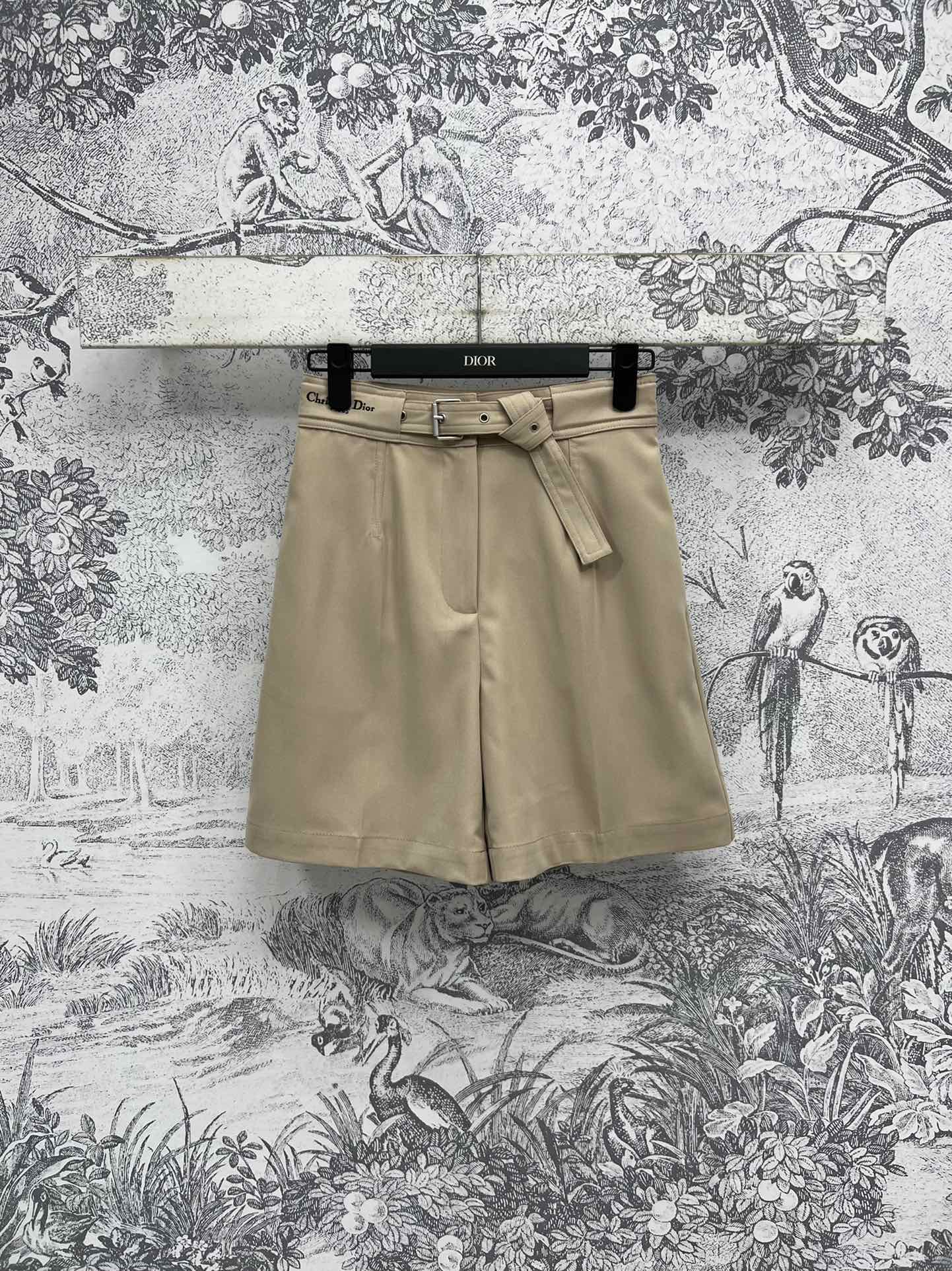NO:415431,D Home 25 Spring and Summer New Logo Suit Shorts Khaki Suit Style Shorts Simple and Successful Special Modify the figure, Slim legs, High-waisted embroidered logo embellishes low-key and fashionable, and paired with this cloth belt to close the waist to create a capable and soft sense of power. No matter what body you have, you can easily modify it. Daily casual commuting is very good. One color three-code SML, dior, shorts, business suit, alexander wang19860909D家 25春夏新款 Logo西装短裤 卡其色西装款式的短裤简约又干练 特别修饰身材 显腿细 高腰刺绣Logo点缀低调又时髦 搭配本布腰带收腰轻松穿出干练又柔美的力量感 不管什么身材都能轻松修饰 日常休闲通勤都很不错 一色三码SML,,dior,shorts,business suit,alexander wang,Women's clothing
