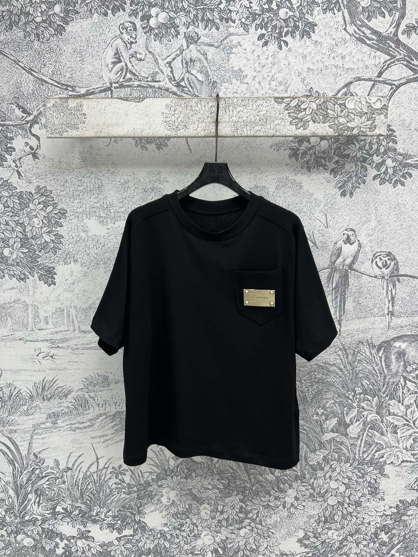 NO:415402,L Home 25 Spring and Summer New Metal Logo Brand Short Sleeve T-shirt Classic Loose Style is versatile and not picky. Metal Logo Brand Pocket Decoration on the chest. Small details on the slits on both sides of the clothes. Metal chain decoration is very cool. It is good for daily vacations. One color three-code SML, louis vuitton, T-shirt,tees, t-shirt,alexander wang19860909L家 25春夏新款 金属logo牌短袖T恤 经典宽松版型百搭不挑人 胸前金属logo牌口袋装饰 衣摆两侧开叉小细节 金属链条装饰酷炫十足 日常出街度假都不错 一色三码SML,,louis vuitton,T-shirt,tees，t-shirt,alexander wang,Women's clothing