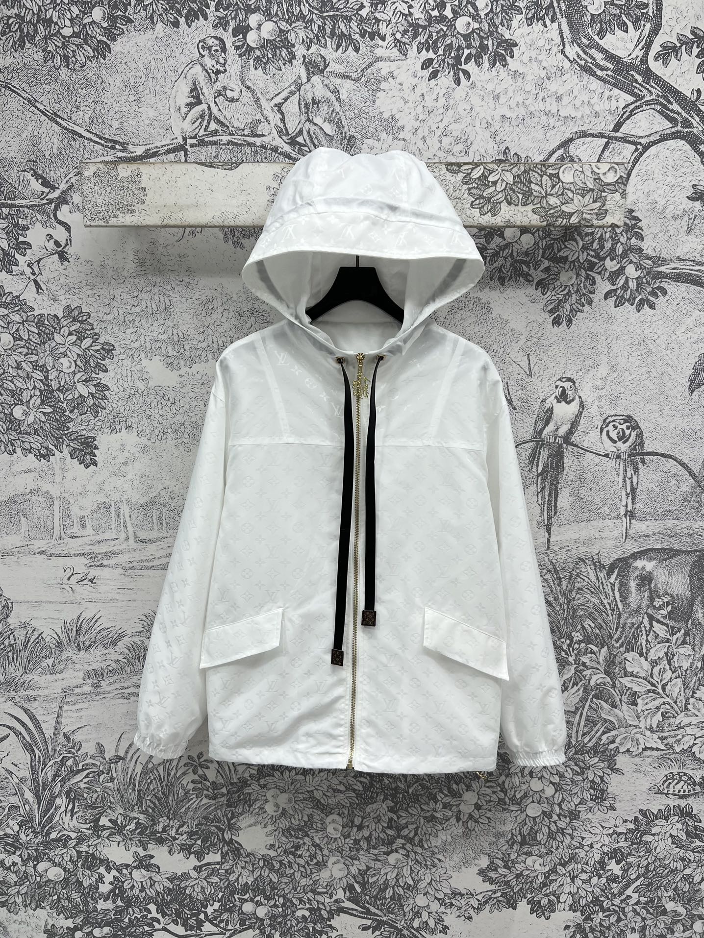 NO:440583,L family 25 summer new style, white presbyterian hooded jacket, full of brand logo, presbyterian, who like presbyterian, don't miss it, look good, classic, not outdated, basic style does not pick on body shape, full of youthful and energetic sunny girlish feeling, sweet or salty, cool and fashionable, paired with pants in the same series, both sports and casual, Size/S-M-L,,louis vuitton, jackets & coats,hats,alexander wang19860909L家 25夏季新款 白色老花连帽外套 通身满印品牌Logo老花 喜欢老花的千万不要错过 耐看经典不会过时 基础版型不挑身材 上身充满青春活力的阳光少女感 可甜可盐 酷帅时髦 搭配同系列裤子运动休闲都好看Size/S-M-L,,louis vuitton,jackets & coats,hats,alexander wang,Women's clothing