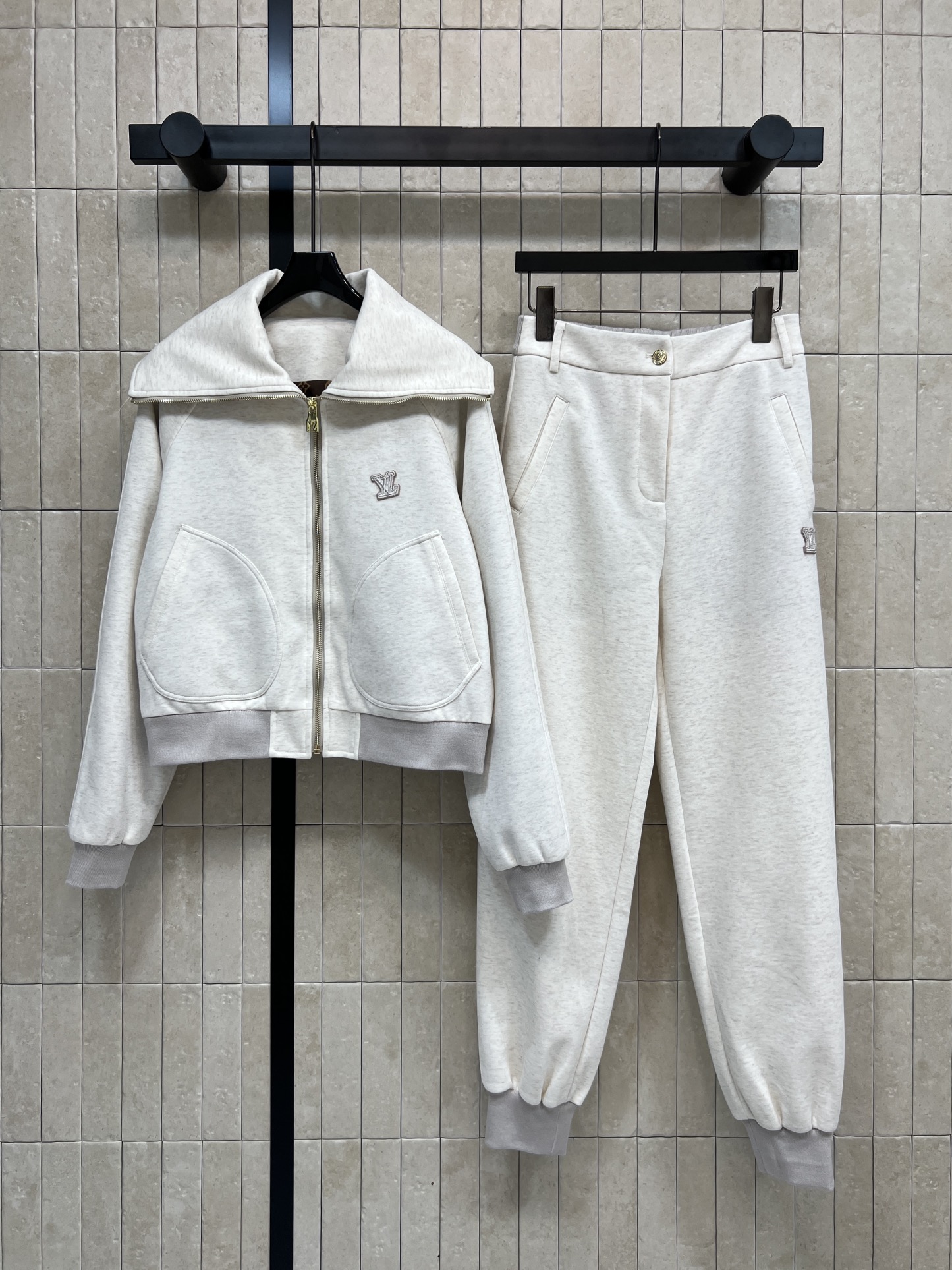 NO:667021,L's new style for early spring 26 American style casual suit with large lapel zipper hooded sweatshirt + leggings sweatpants. The cotton fabric is soft and comfortable. Suitable for daily casual wear. The large lapel of the jacket can be folded. Zipper opening and closing. Classic presbyopia lining inside. Embroidered logo on the chest. The curved pocket design is practical and fashionable. The pants have elastic waist + leggings. Easy to move. OK to stay at home and go out!  The overall style is simple and versatile. It is easy to switch between lazy style or sporty style. It is very suitable for early autumn and spring. Two colors and three sizes, Size/S-M-L, Louis Vuitton, hoodie, sweatshirts, jackets & coats, hats,  19860909L家 26早春新款 美式风格休闲套装 大翻领拉链连帽卫衣+束脚运动裤 棉质面料柔软舒适 适合日常休闲穿搭 外套大翻领可翻折 拉链开合 里面经典老花内衬 胸前刺绣logo徽标 弧形口袋设计实用又时髦 裤子松紧腰＋束脚 活动方便 宅家出街都OK！整体简约百搭 慵懒风or运动风轻松切换 早秋春季穿超合适两色三码Size/S-M-L,,louis vuitton,hoodie,sweatshirts,jackets & coats,hats, ,Women's clothing