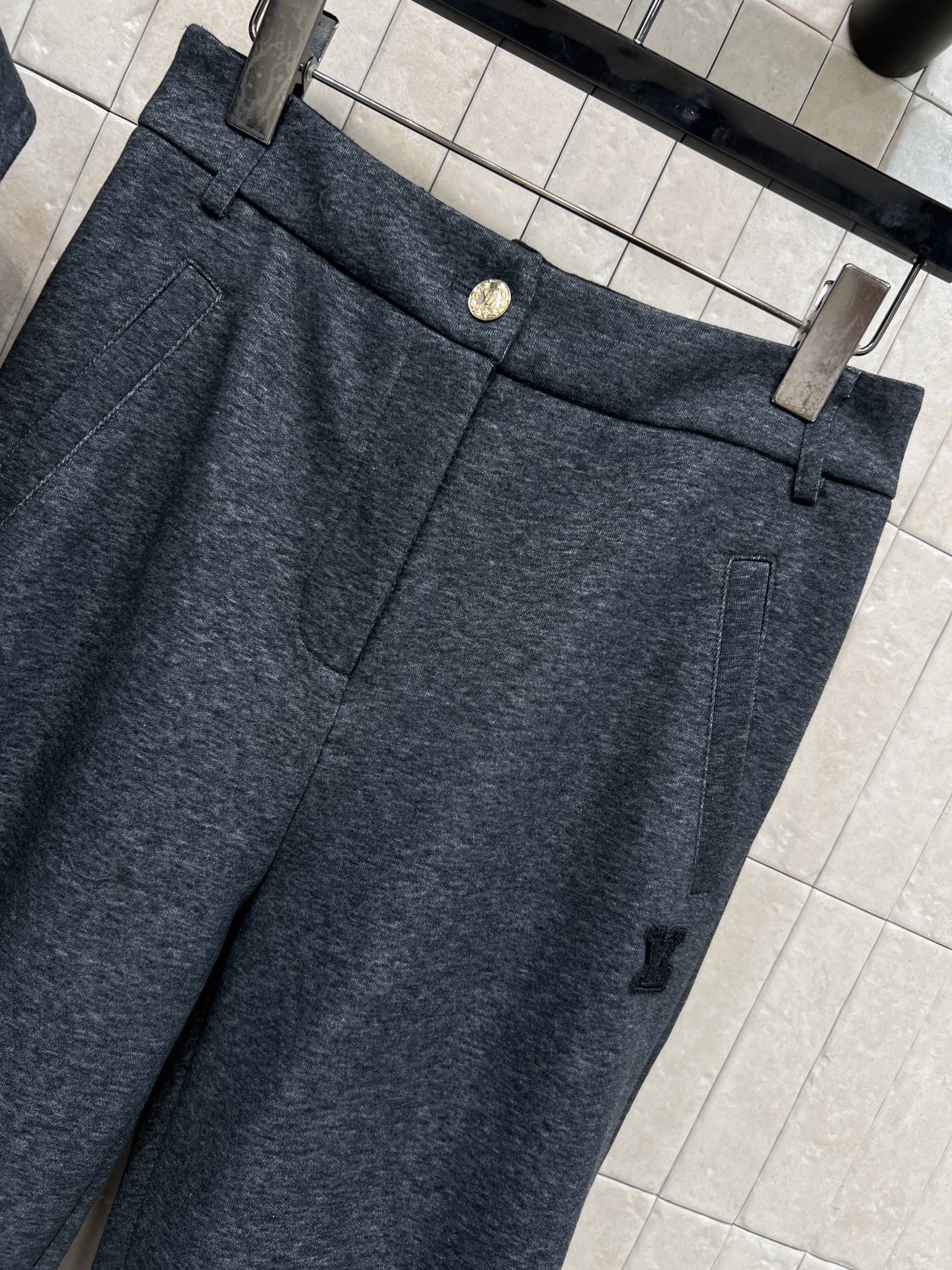 L家 26早春新款 美式风格休闲套装 大翻领拉链连帽卫衣+束脚运动裤 棉质面料柔软舒适 适合日常休闲穿搭