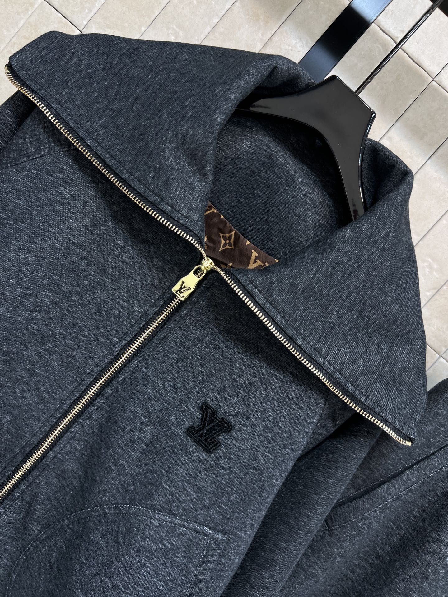 L家 26早春新款 美式风格休闲套装 大翻领拉链连帽卫衣+束脚运动裤 棉质面料柔软舒适 适合日常休闲穿搭