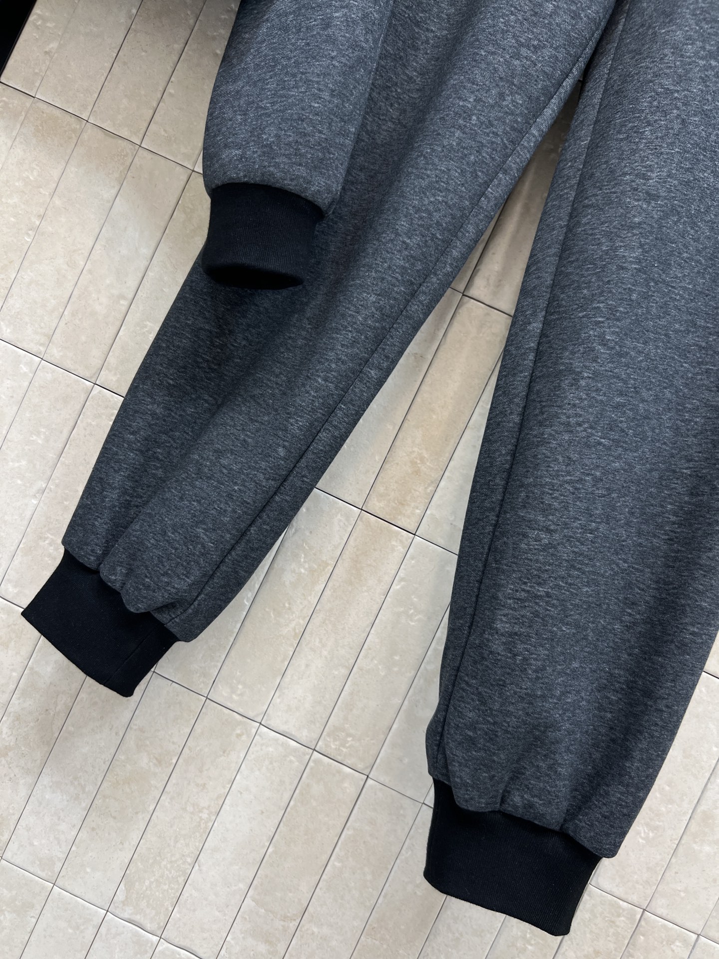 L家 26早春新款 美式风格休闲套装 大翻领拉链连帽卫衣+束脚运动裤 棉质面料柔软舒适 适合日常休闲穿搭