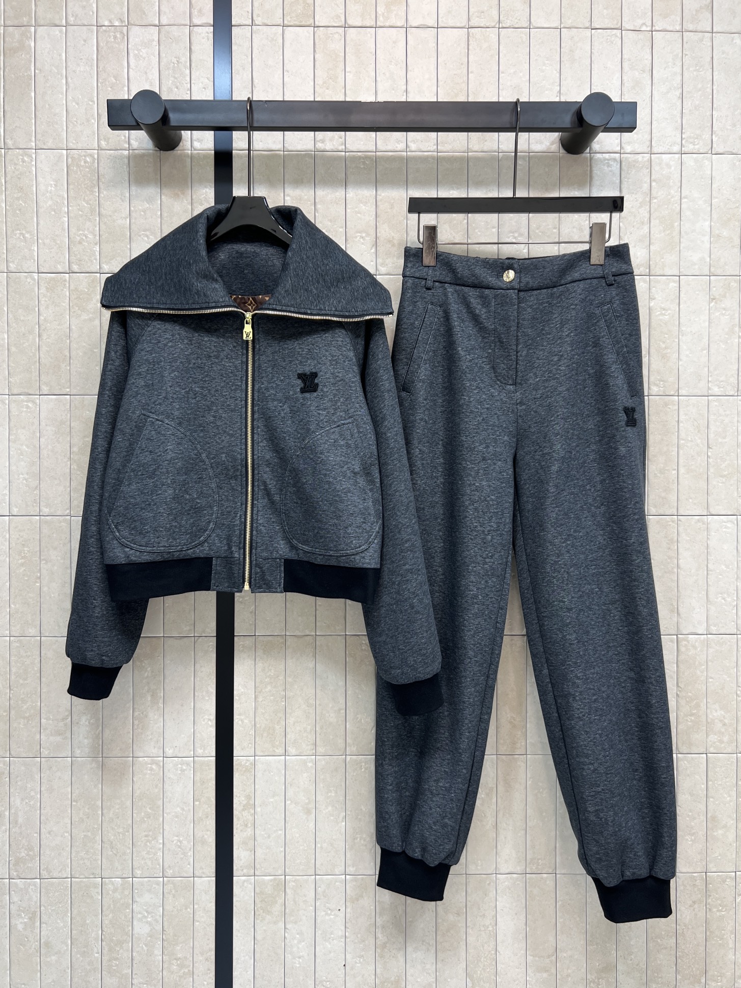 NO:667005,L's new style for early spring 26 American style casual suit with large lapel zipper hooded sweatshirt + leggings sweatpants. The cotton fabric is soft and comfortable. Suitable for daily casual wear. The large lapel of the jacket can be folded. Zipper opening and closing. Classic presbyopia lining inside. Embroidered logo on the chest. The curved pocket design is practical and fashionable. The pants have elastic waist + leggings. Easy to move. OK to stay at home and go out!  The overall style is simple and versatile. It is easy to switch between lazy style or sporty style. It is very suitable for early autumn and spring. Two colors and three sizes, Size/S-M-L, Louis Vuitton, hoodie, sweatshirts, jackets & coats, hats,  19860909L家 26早春新款 美式风格休闲套装 大翻领拉链连帽卫衣+束脚运动裤 棉质面料柔软舒适 适合日常休闲穿搭 外套大翻领可翻折 拉链开合 里面经典老花内衬 胸前刺绣logo徽标 弧形口袋设计实用又时髦 裤子松紧腰＋束脚 活动方便 宅家出街都OK！整体简约百搭 慵懒风or运动风轻松切换 早秋春季穿超合适两色三码Size/S-M-L,,louis vuitton,hoodie,sweatshirts,jackets & coats,hats, ,Women's clothing