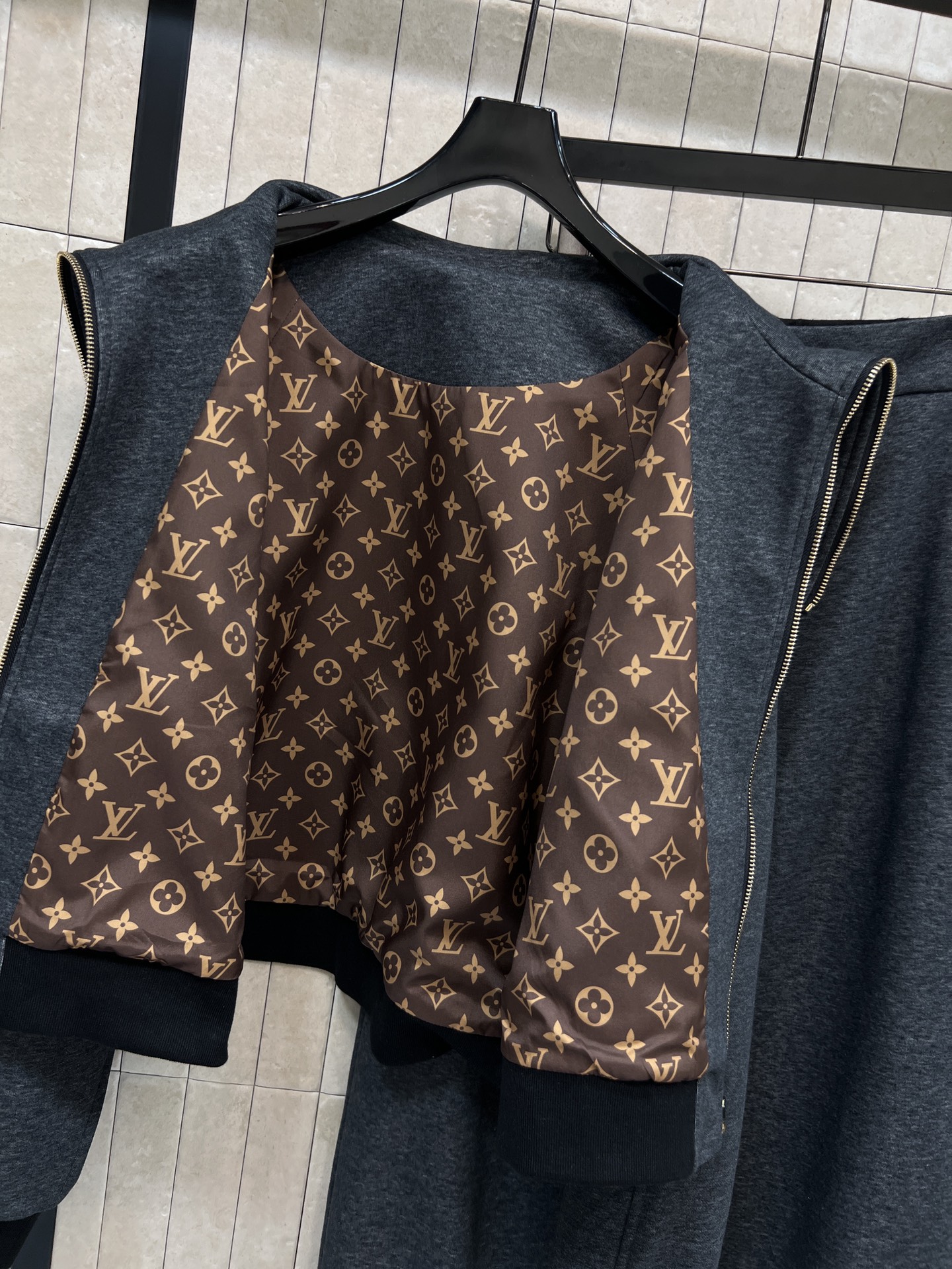 L家 26早春新款 美式风格休闲套装 大翻领拉链连帽卫衣+束脚运动裤 棉质面料柔软舒适 适合日常休闲穿搭