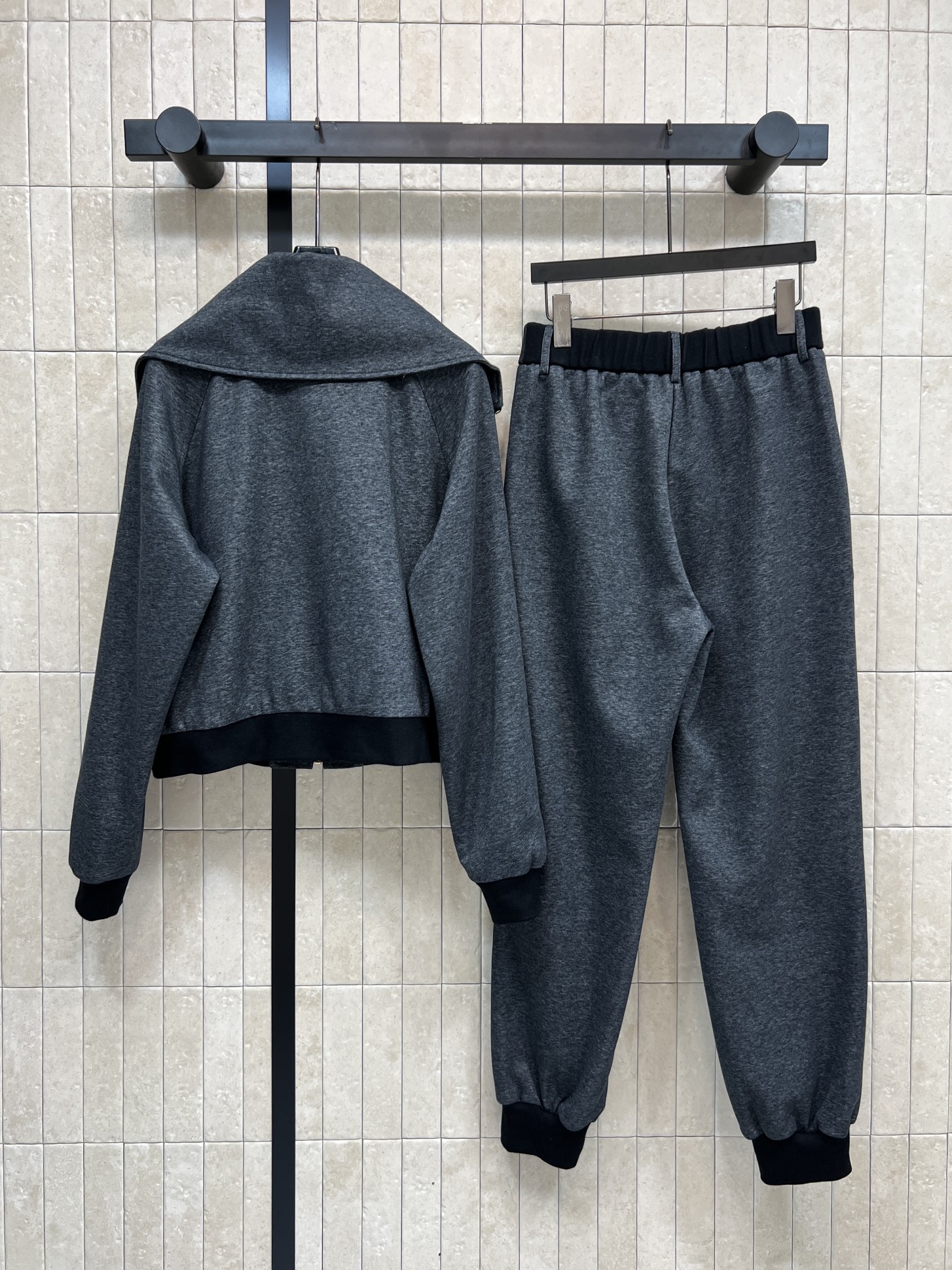 L家 26早春新款 美式风格休闲套装 大翻领拉链连帽卫衣+束脚运动裤 棉质面料柔软舒适 适合日常休闲穿搭