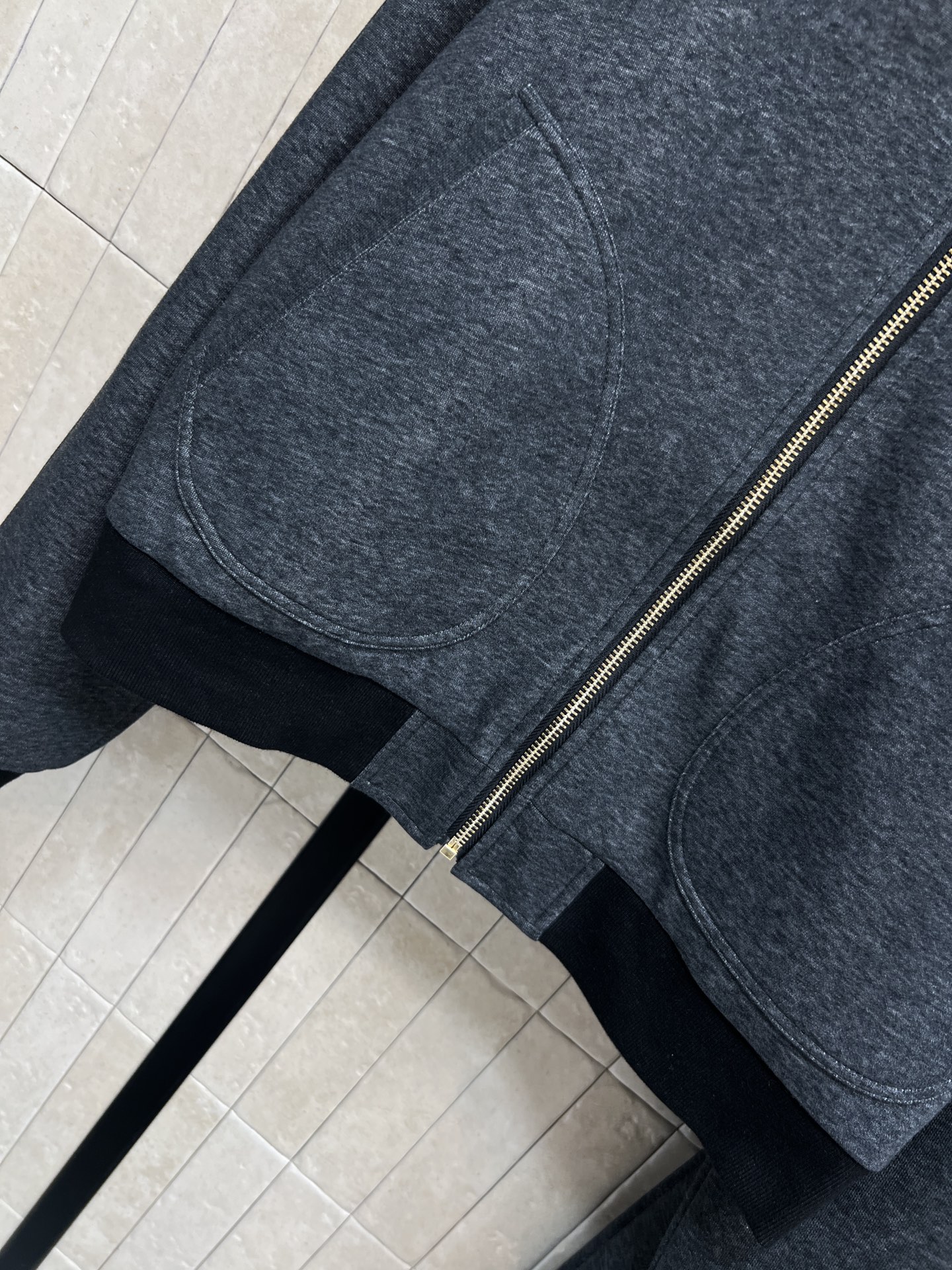 L家 26早春新款 美式风格休闲套装 大翻领拉链连帽卫衣+束脚运动裤 棉质面料柔软舒适 适合日常休闲穿搭