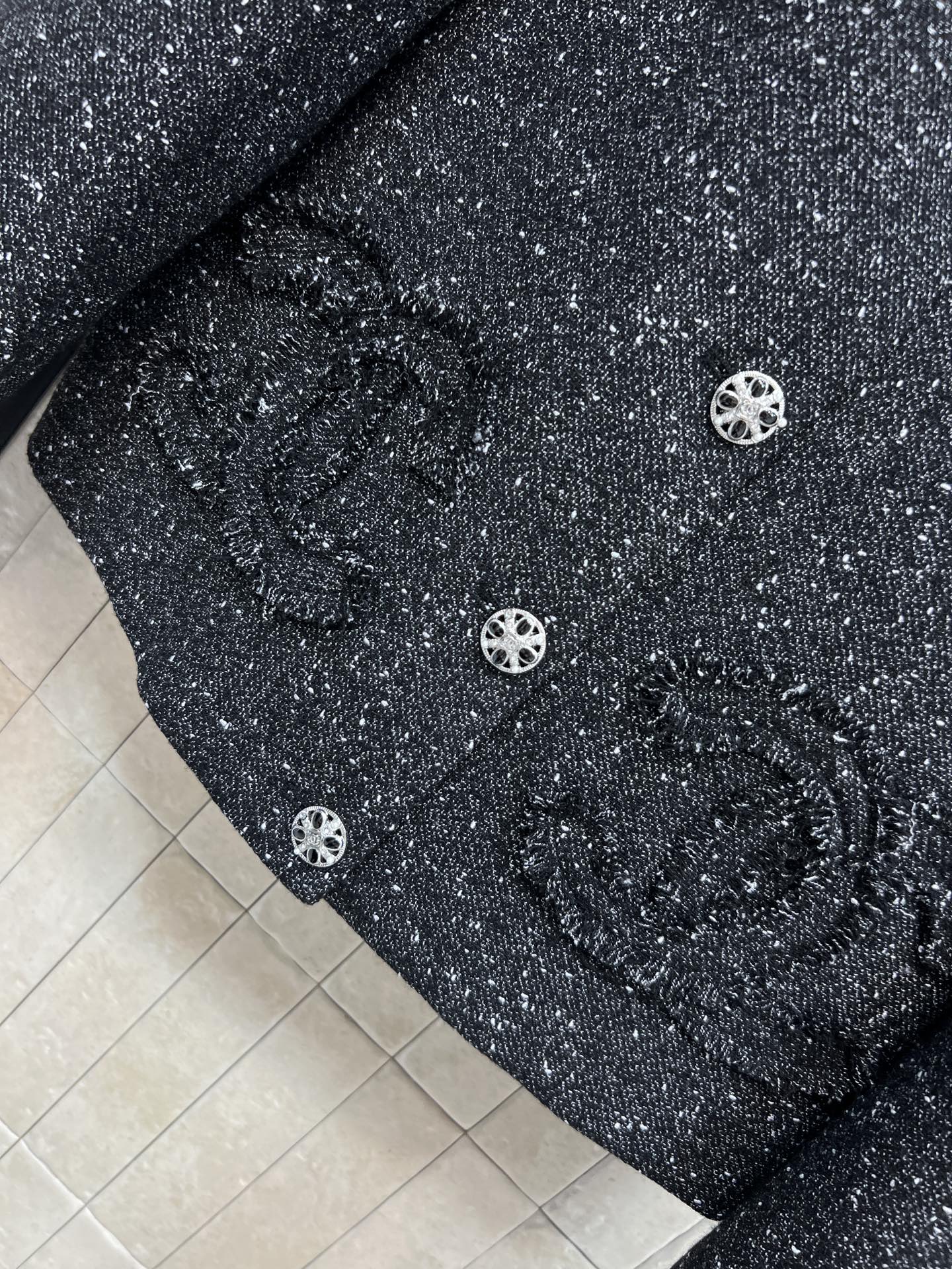 小香家 26早春新款 黑色粗花呢小香风外套 经典粗花呢材质+细闪亮片 低调又奢华！短款箱型设计 翻领+雕