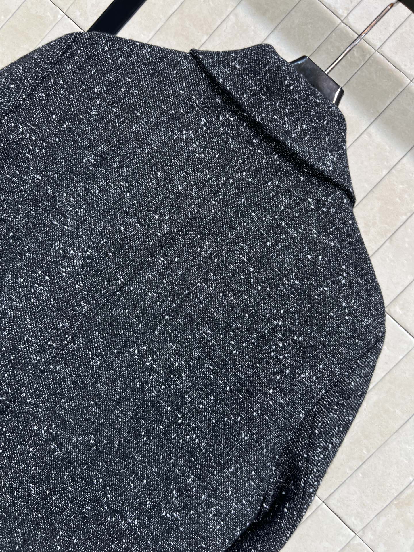 小香家 26早春新款 黑色粗花呢小香风外套 经典粗花呢材质+细闪亮片 低调又奢华！短款箱型设计 翻领+雕