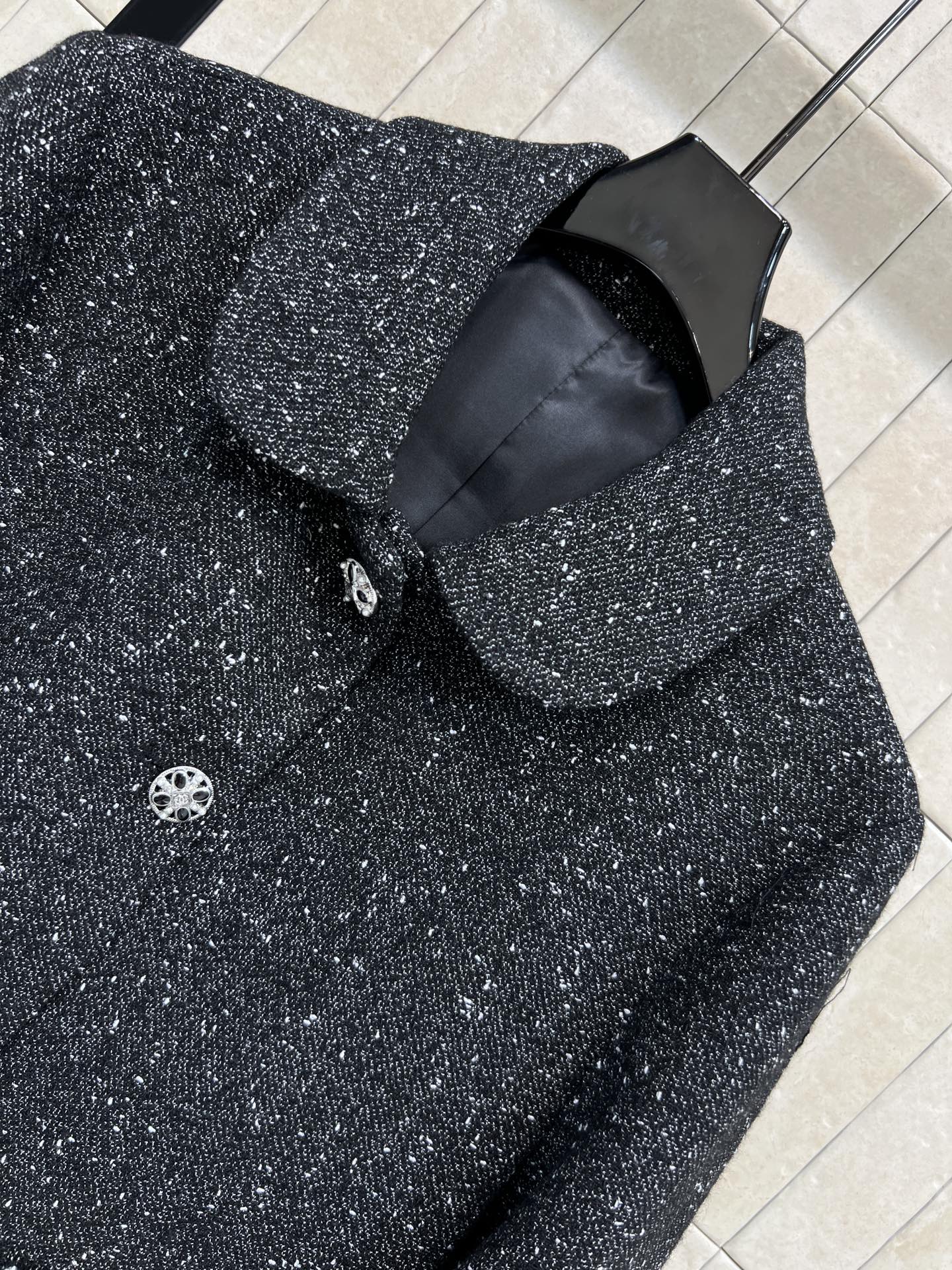 小香家 26早春新款 黑色粗花呢小香风外套 经典粗花呢材质+细闪亮片 低调又奢华！短款箱型设计 翻领+雕