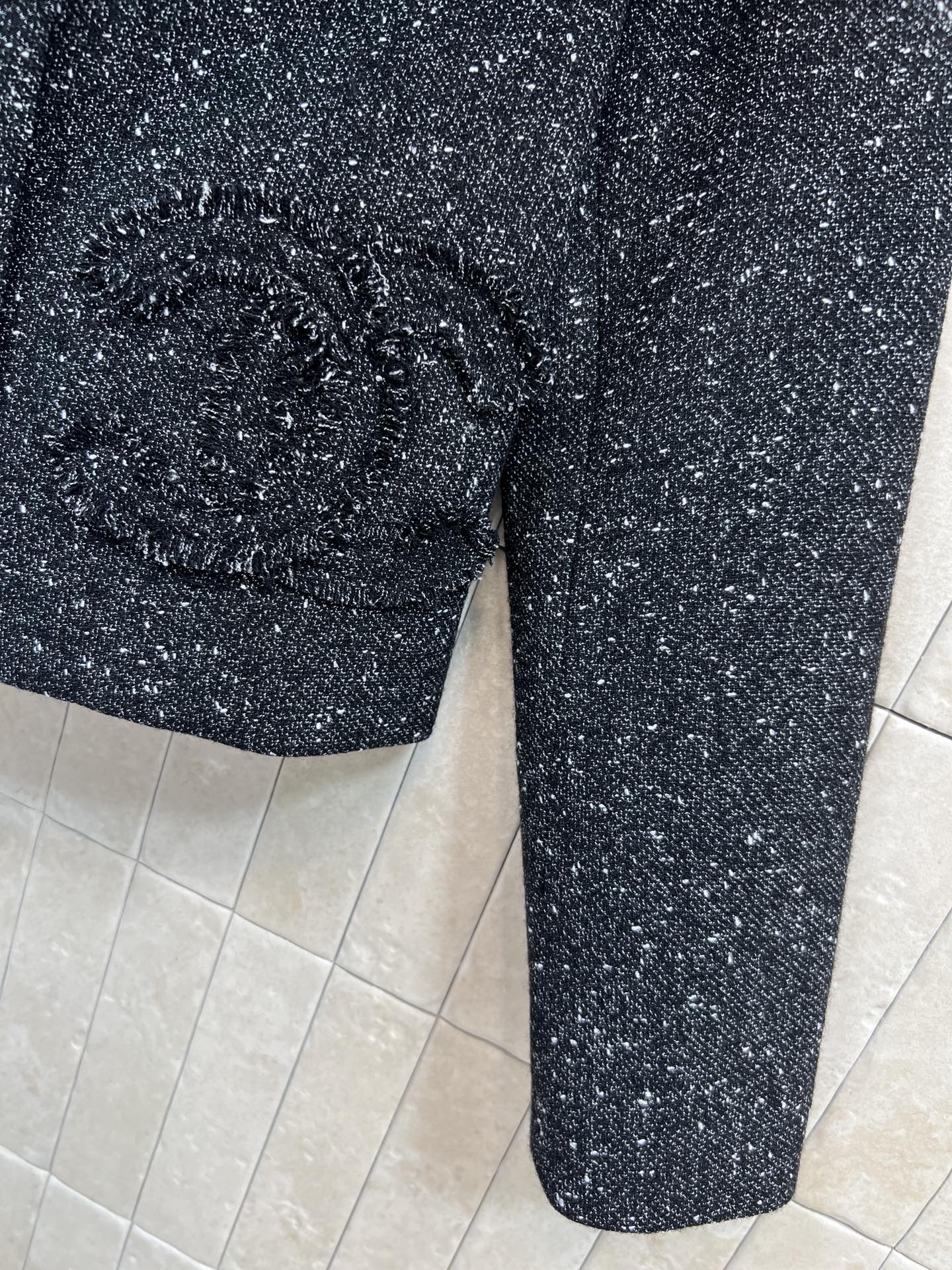 小香家 26早春新款 黑色粗花呢小香风外套 经典粗花呢材质+细闪亮片 低调又奢华！短款箱型设计 翻领+雕