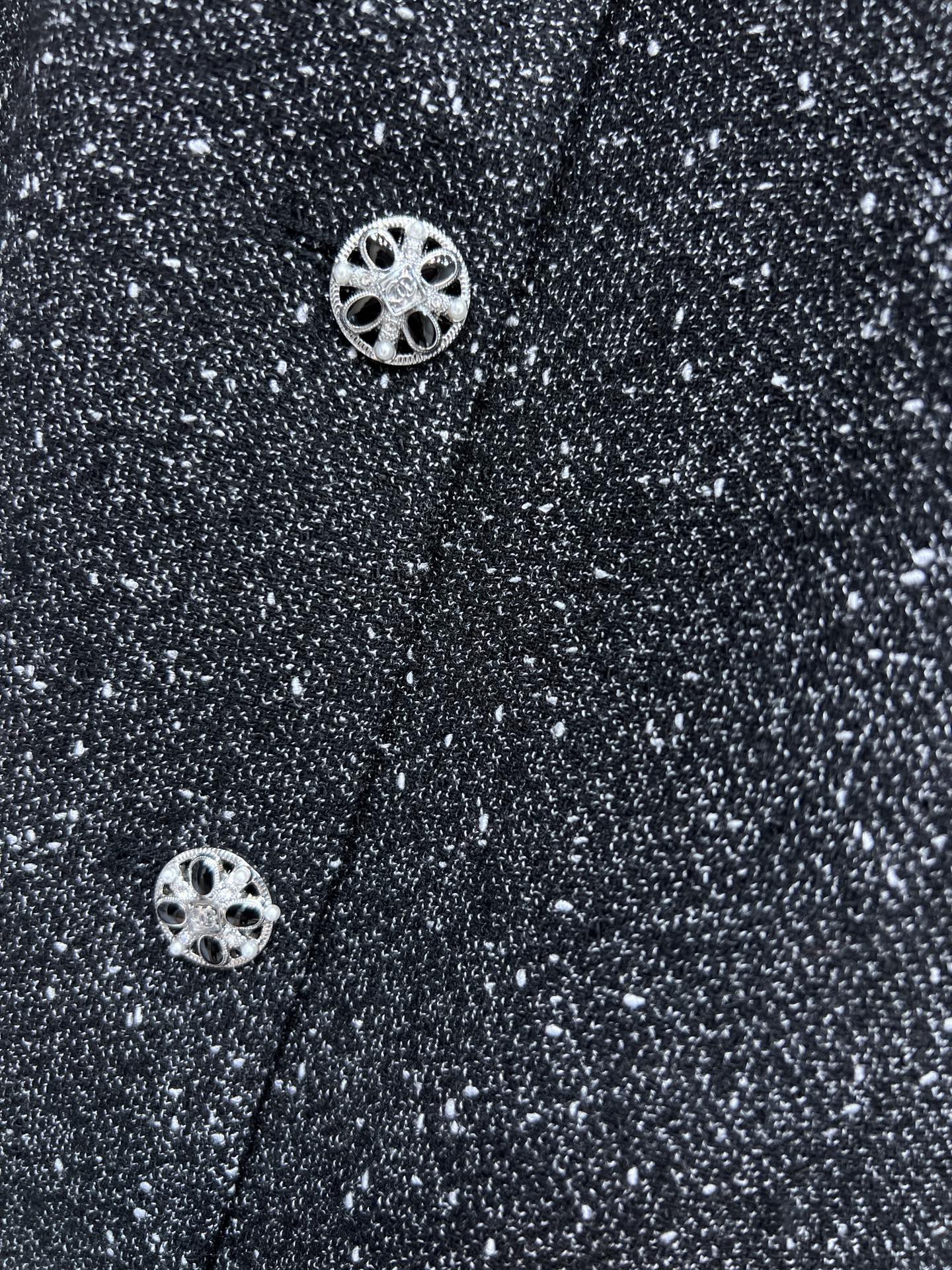 小香家 26早春新款 黑色粗花呢小香风外套 经典粗花呢材质+细闪亮片 低调又奢华！短款箱型设计 翻领+雕