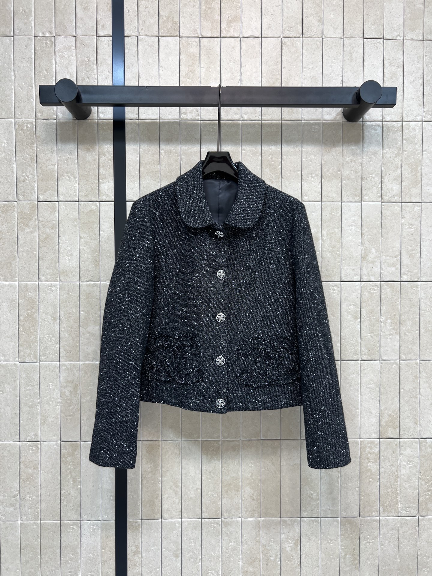 NO:667015,Xiaoxiangjia 26 early spring new style black tweed Xiaoxiang style jacket, classic tweed material + fine glitter, low-key and luxurious!  Short box design, lapel + carved buttons, perfect details, thick fabric, perfect for early autumn, warm and fashionable, smooth lining, exquisite edge processing, comfortable to wear, match with white T jeans or dress, easy to switch between commuting and formal occasions, one color and three codes, Size/S-M-L,,chanel,skirts,jeans,jackets & coats, 19860909小香家 26早春新款 黑色粗花呢小香风外套 经典粗花呢材质+细闪亮片 低调又奢华！短款箱型设计 翻领+雕花纽扣 细节满分 面料厚实 早秋穿超合适 保暖又时髦 内衬顺滑 边缘处理精致 穿着舒适 搭配白T牛仔裤or连衣裙 轻松切换通勤or正式场合 一色三码Size/S-M-L,,chanel,skirts,jeans,jackets & coats, ,Women's clothing