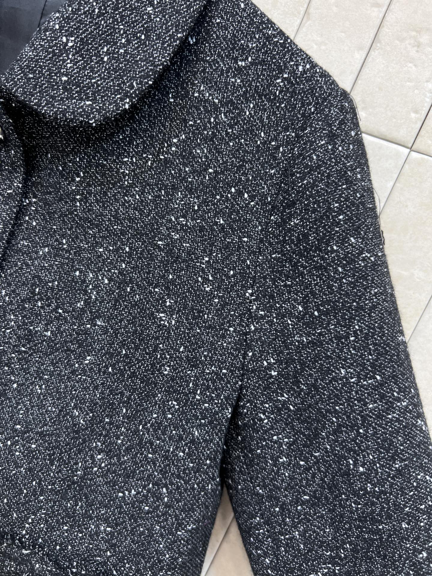 小香家 26早春新款 黑色粗花呢小香风外套 经典粗花呢材质+细闪亮片 低调又奢华！短款箱型设计 翻领+雕