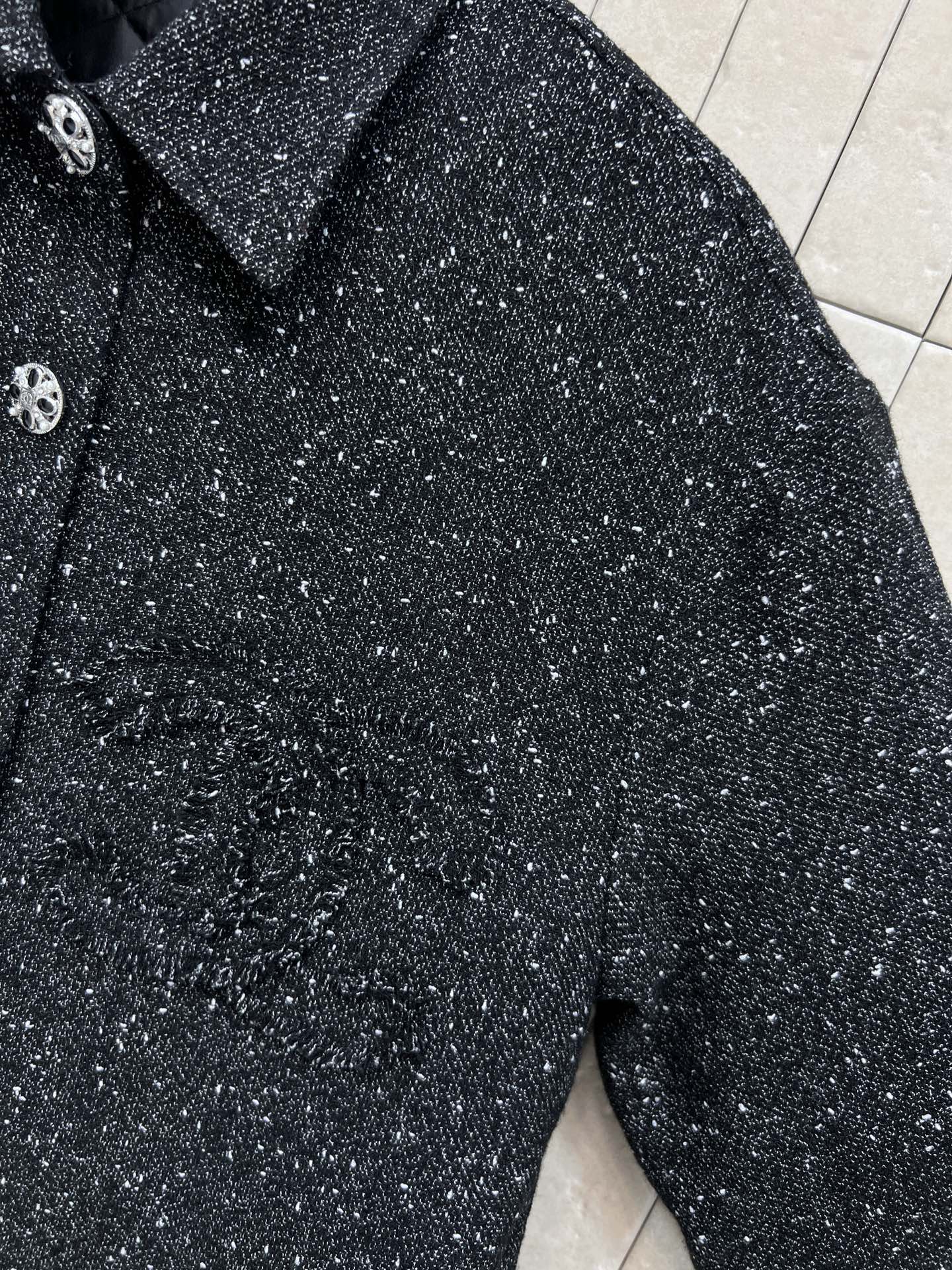 小香家 26早春新款 黑色粗花呢衬式棉服外套 经典粗花呢材质 点缀亮片 低调又奢华 正面logo刺绣 品
