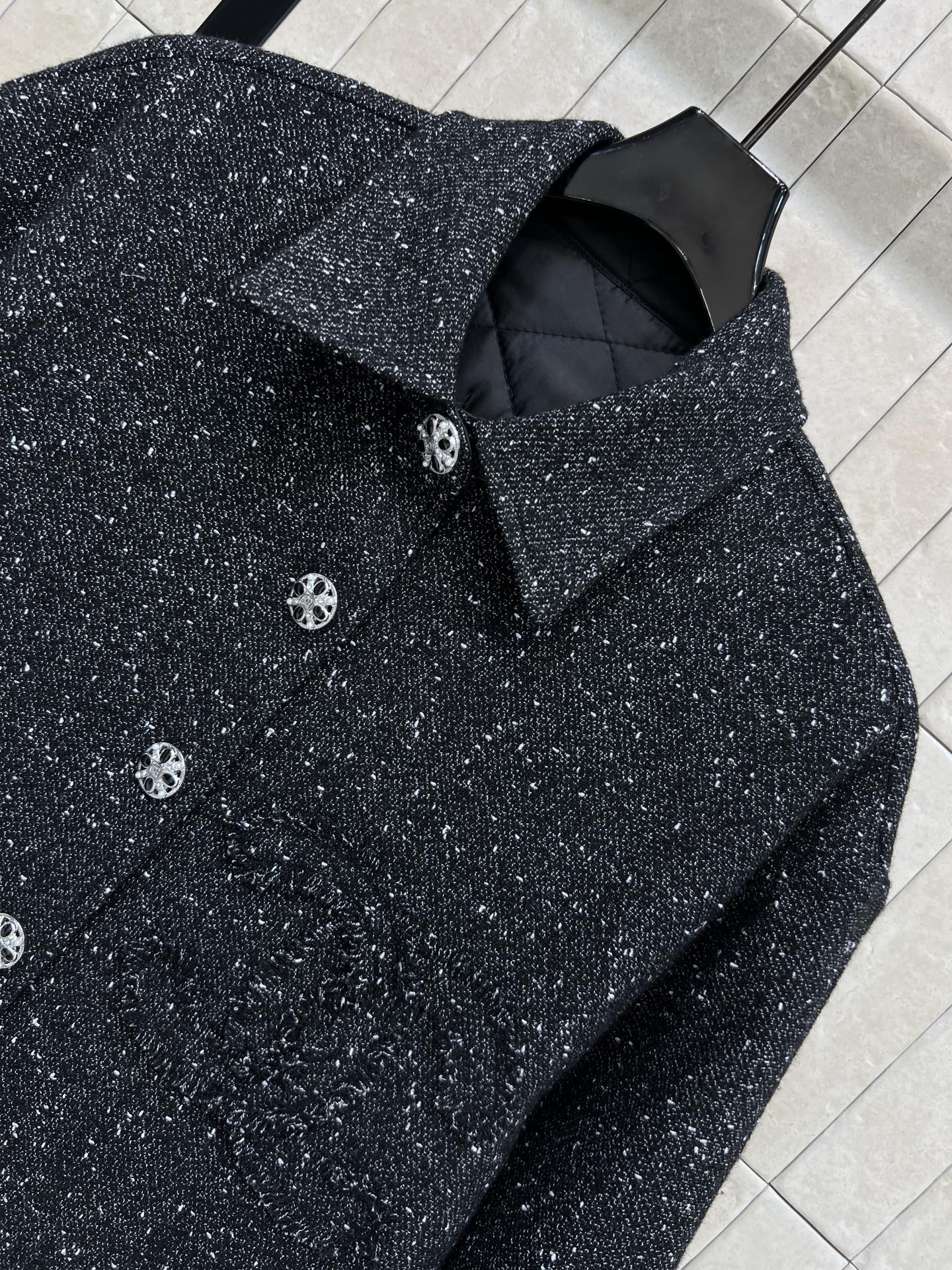 小香家 26早春新款 黑色粗花呢衬式棉服外套 经典粗花呢材质 点缀亮片 低调又奢华 正面logo刺绣 品