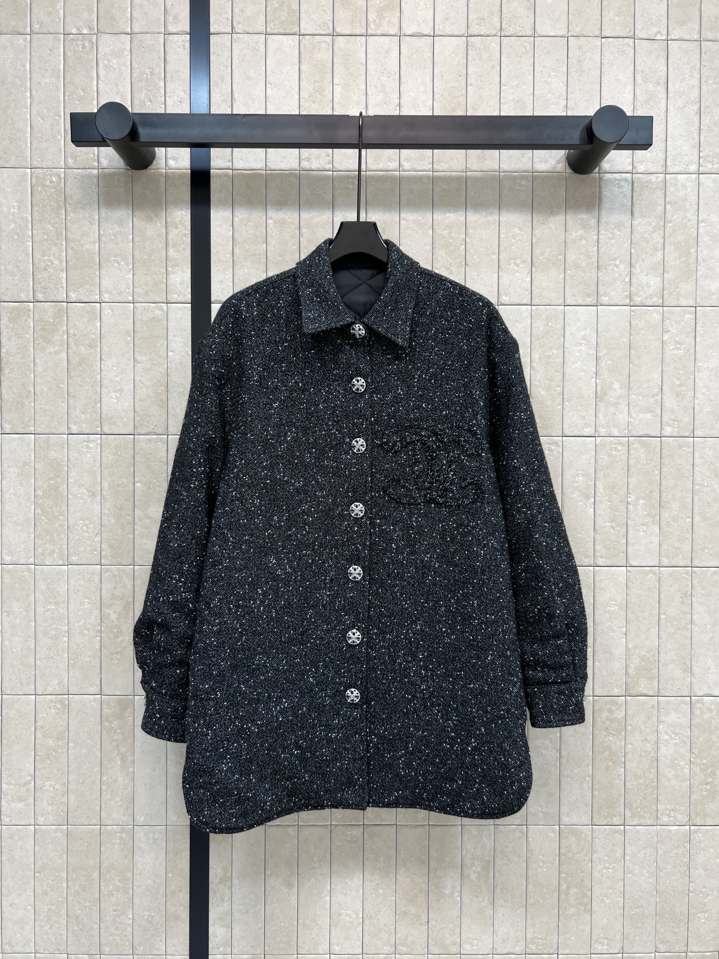 NO:667009,Xiaoxiangjia 26 early spring new style black tweed-lined cotton jacket, classic tweed material, embellished with sequins, low-key and luxurious, front logo embroidery, high brand recognition!  Metal buttons + lapel design, full of details. Diamond-shaped quilted design inside. Suitable for spring and autumn. It can easily create a high-end feel whether it is casual pants or jeans. It can become the focus of daily life or event occasions. One color, three sizes, Size/S-M-L,,chanel,jeans,jackets & coats, 19860909小香家 26早春新款 黑色粗花呢衬式棉服外套 经典粗花呢材质 点缀亮片 低调又奢华 正面logo刺绣 品牌辨识度超高！金属纽扣+翻领设计 细节满分 里面菱形夹棉设计 春秋季节穿搭超合适 无论休闲裤还是牛仔裤都能轻松打造高级感 日常或活动场合都能成为焦点一色三码Size/S-M-L,,chanel,jeans,jackets & coats, ,Women's clothing