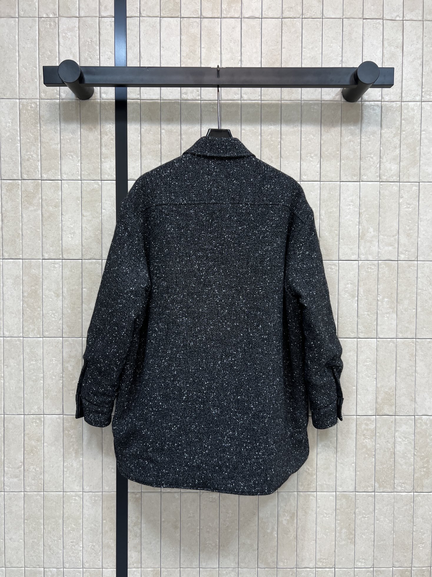 小香家 26早春新款 黑色粗花呢衬式棉服外套 经典粗花呢材质 点缀亮片 低调又奢华 正面logo刺绣 品