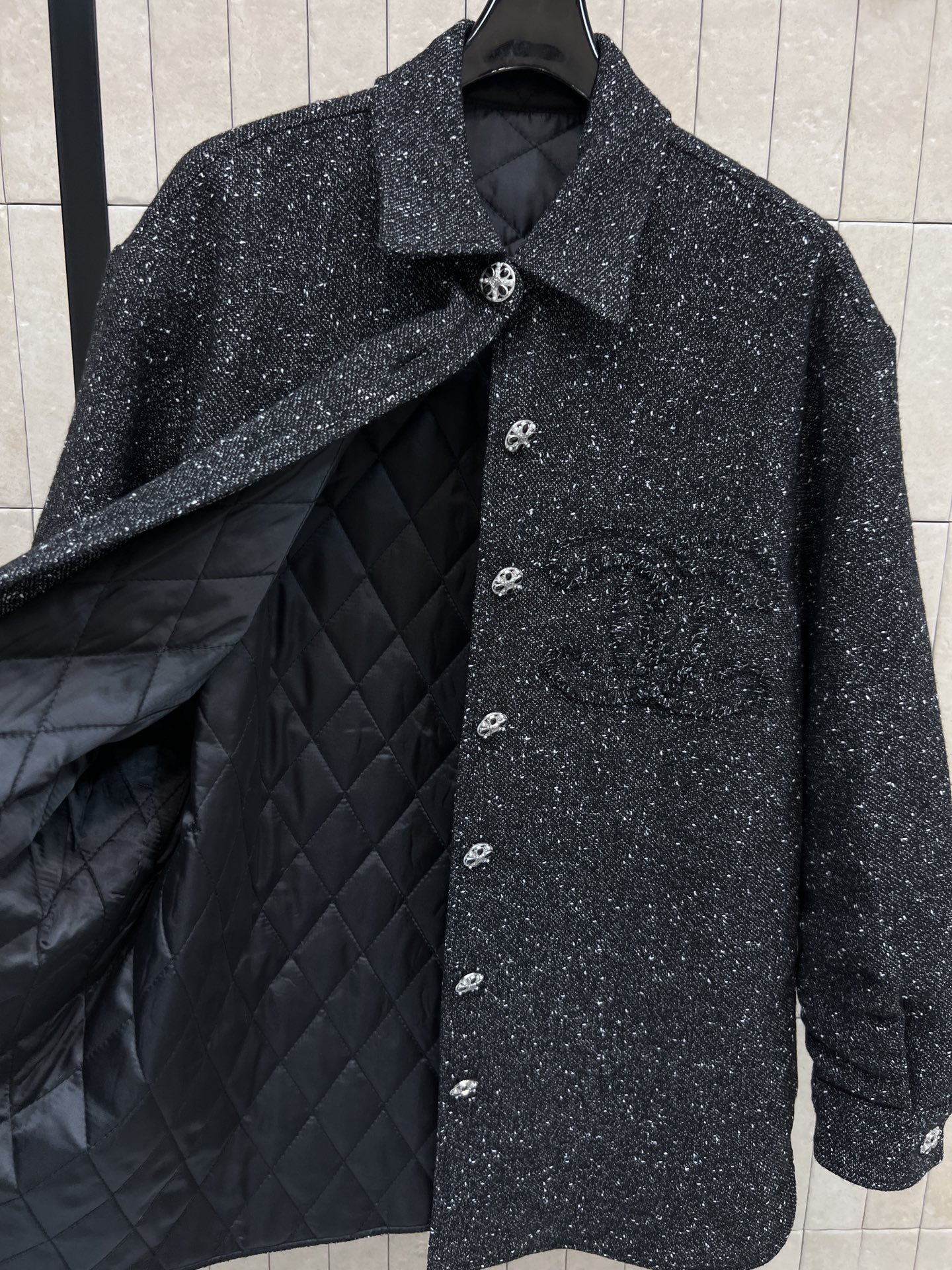 小香家 26早春新款 黑色粗花呢衬式棉服外套 经典粗花呢材质 点缀亮片 低调又奢华 正面logo刺绣 品