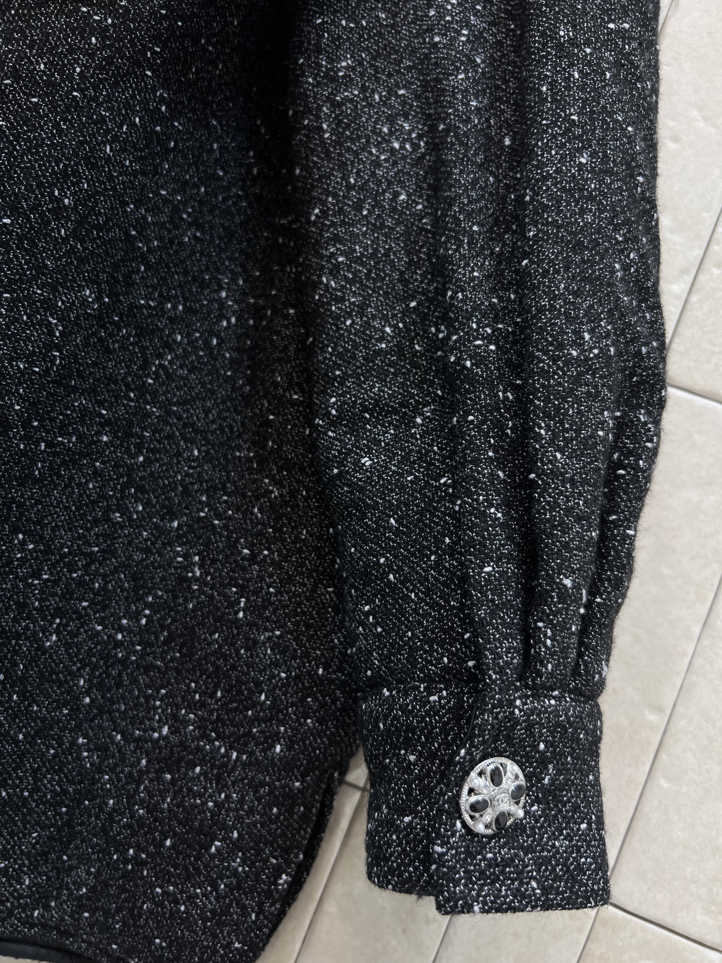 小香家 26早春新款 黑色粗花呢衬式棉服外套 经典粗花呢材质 点缀亮片 低调又奢华 正面logo刺绣 品