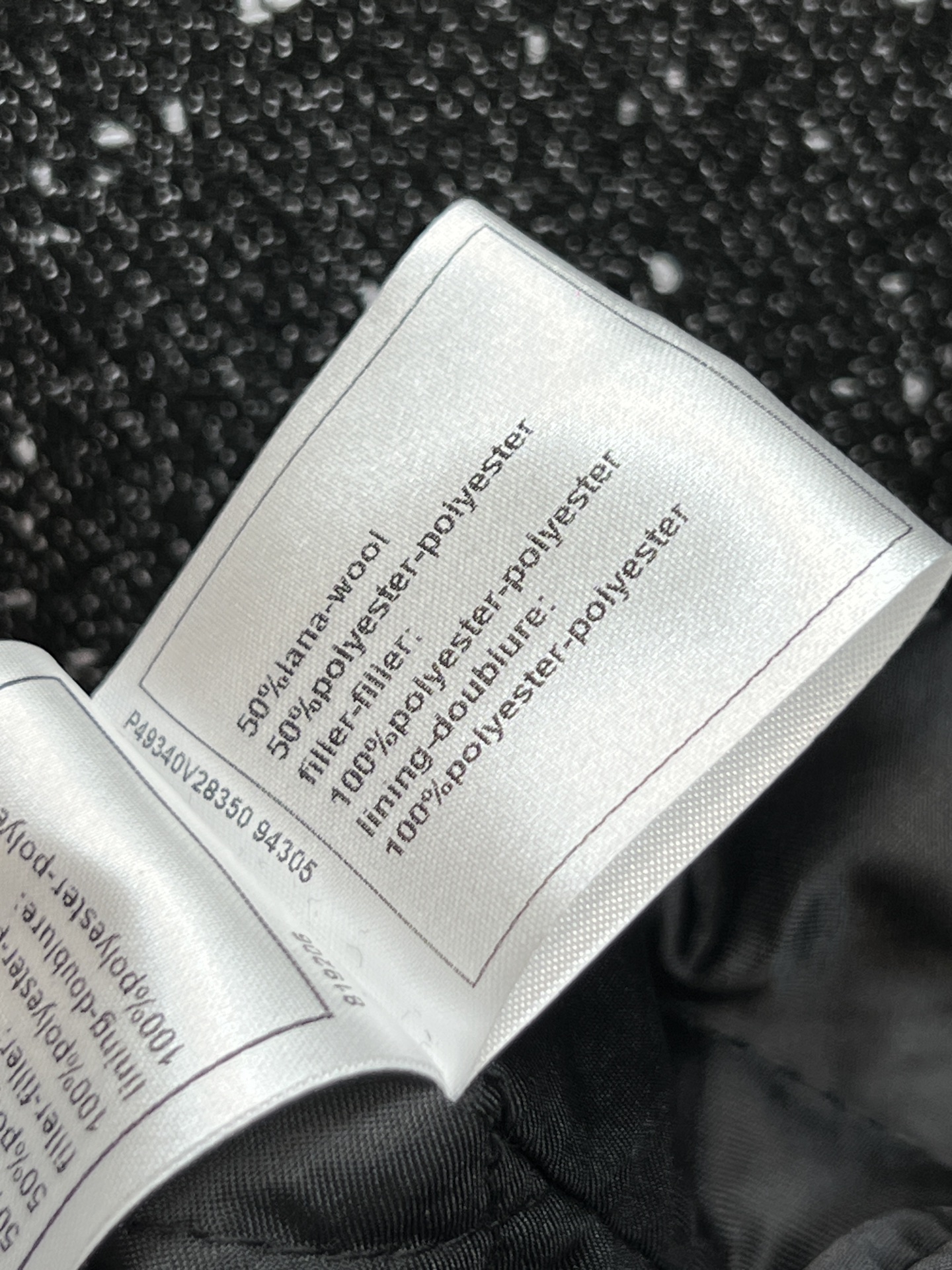 小香家 26早春新款 黑色粗花呢衬式棉服外套 经典粗花呢材质 点缀亮片 低调又奢华 正面logo刺绣 品