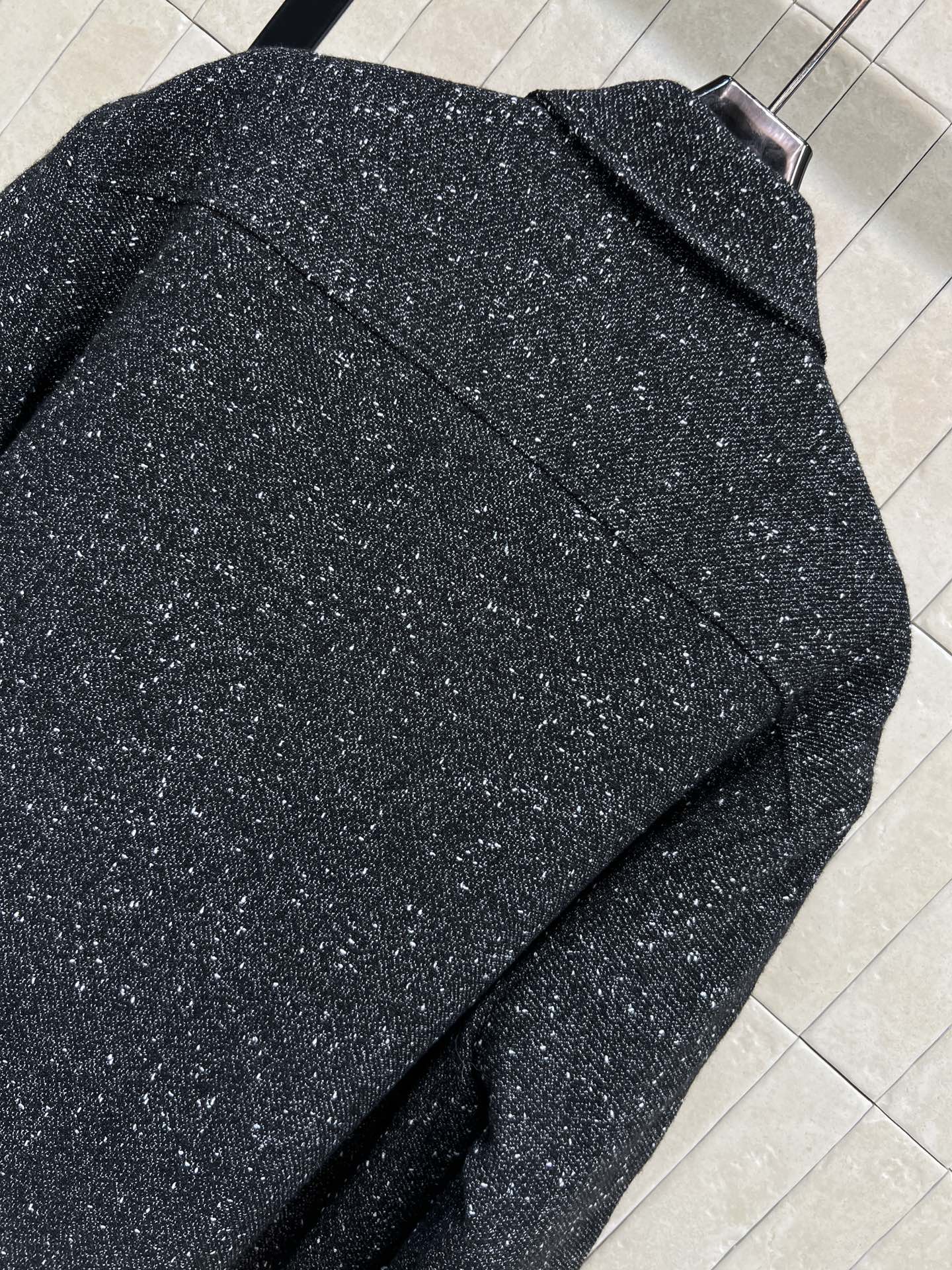 小香家 26早春新款 黑色粗花呢衬式棉服外套 经典粗花呢材质 点缀亮片 低调又奢华 正面logo刺绣 品