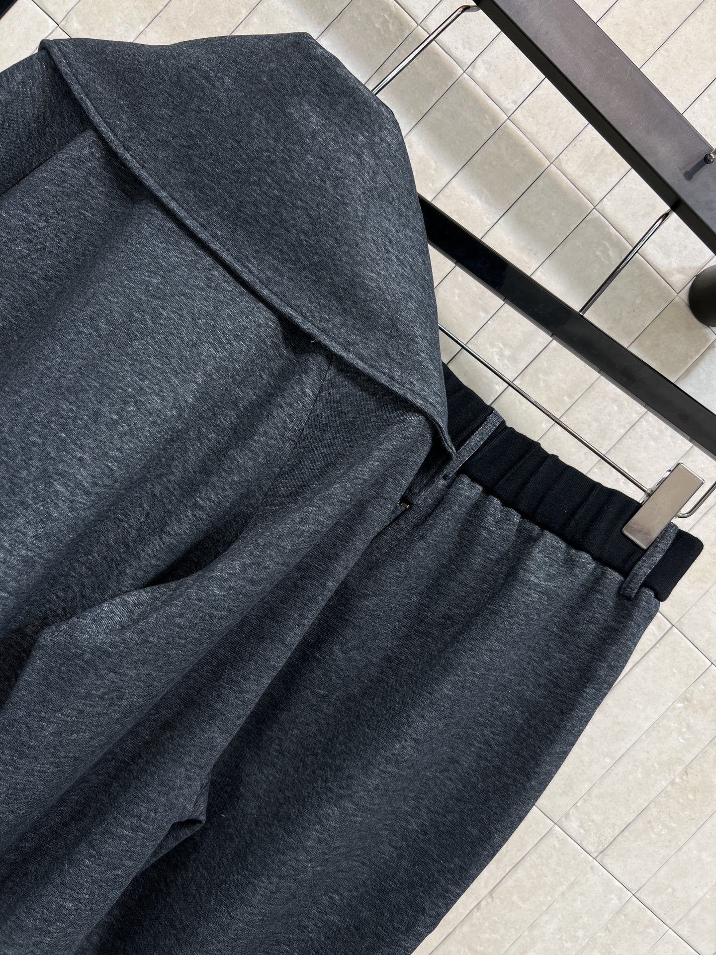 L家 26早春新款 美式风格休闲套装 大翻领拉链连帽卫衣+束脚运动裤 棉质面料柔软舒适 适合日常休闲穿搭