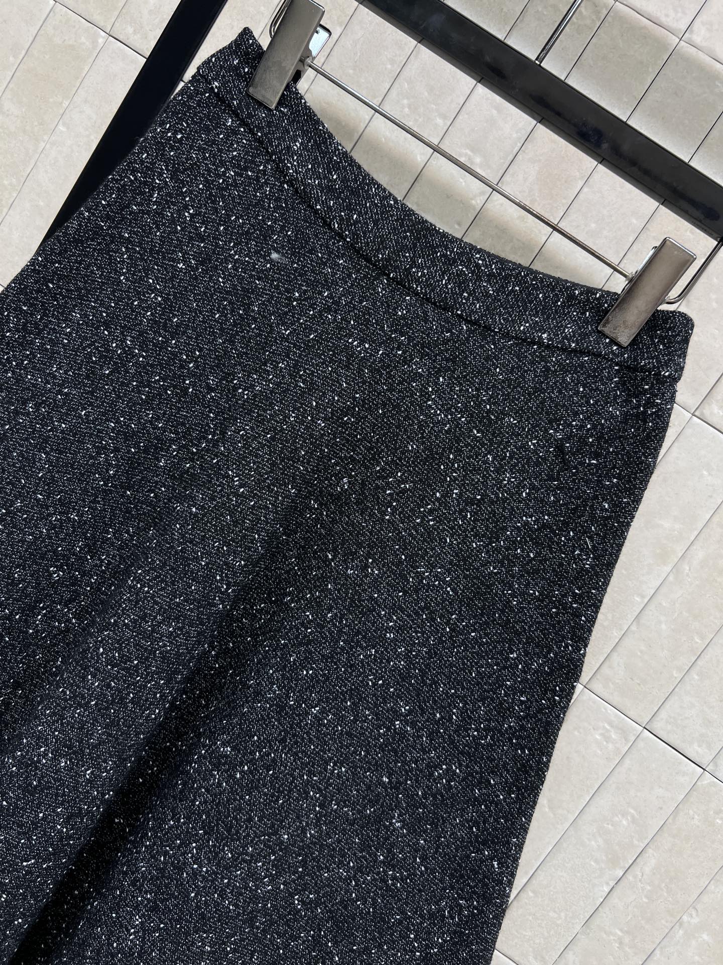 小香家 26早春新款 粗花呢高腰伞裙 黑色粗花呢材质，细闪元素超有质感！高腰+A字大裙摆 显瘦显高 梨形